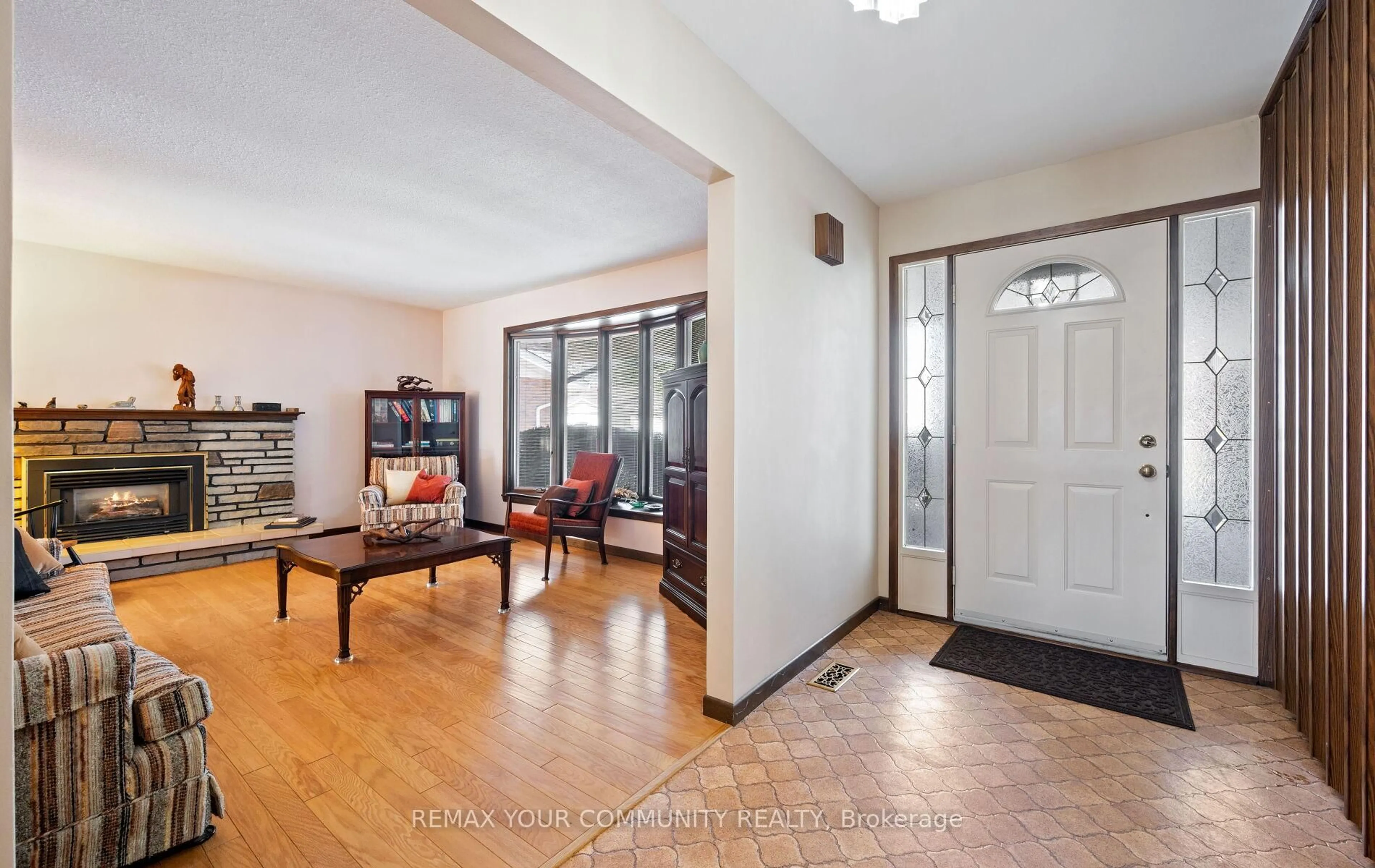 Indoor foyer for 11 Glenview Dr, Aurora Ontario L4G 2G7