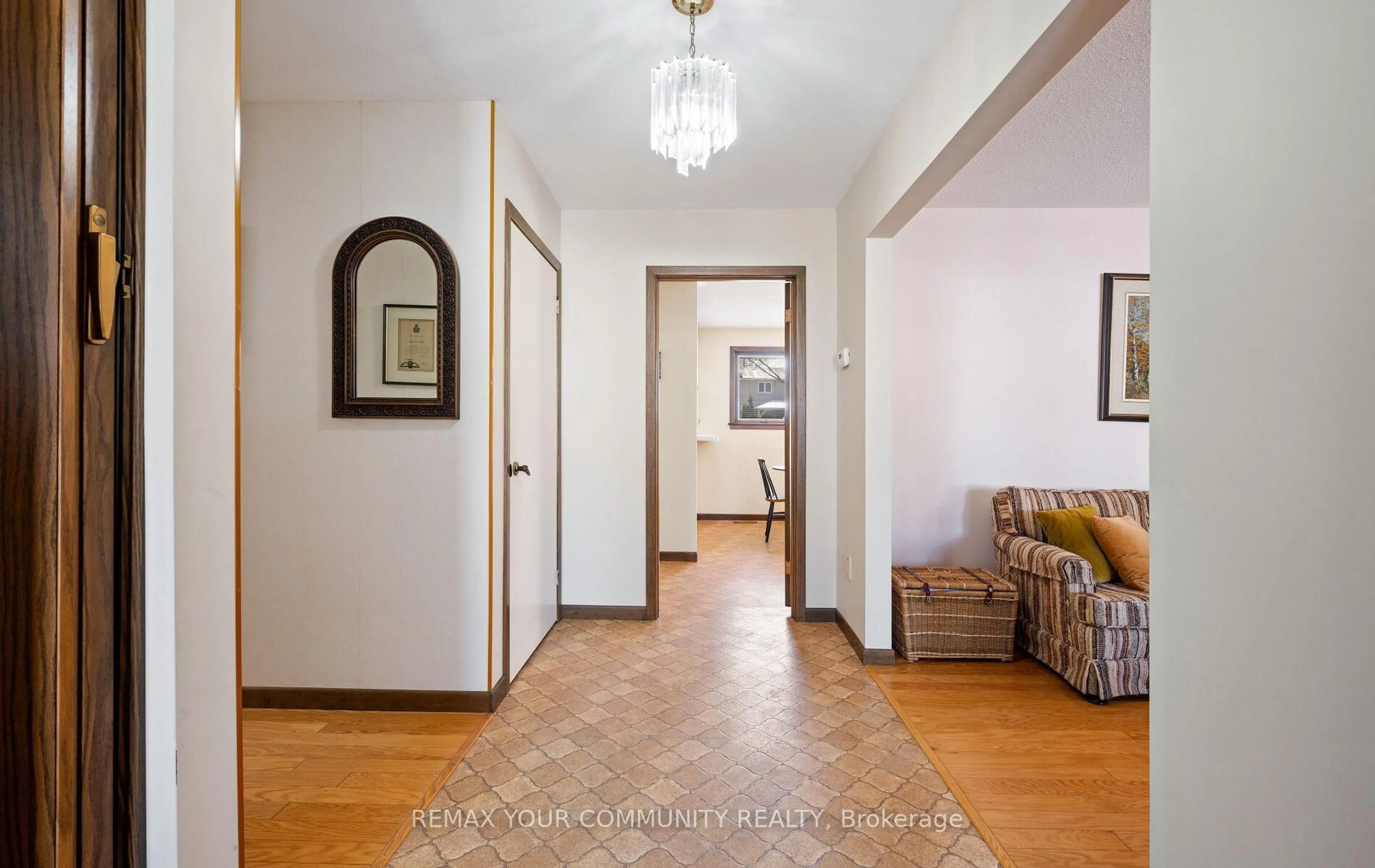 Indoor entryway for 11 Glenview Dr, Aurora Ontario L4G 2G7