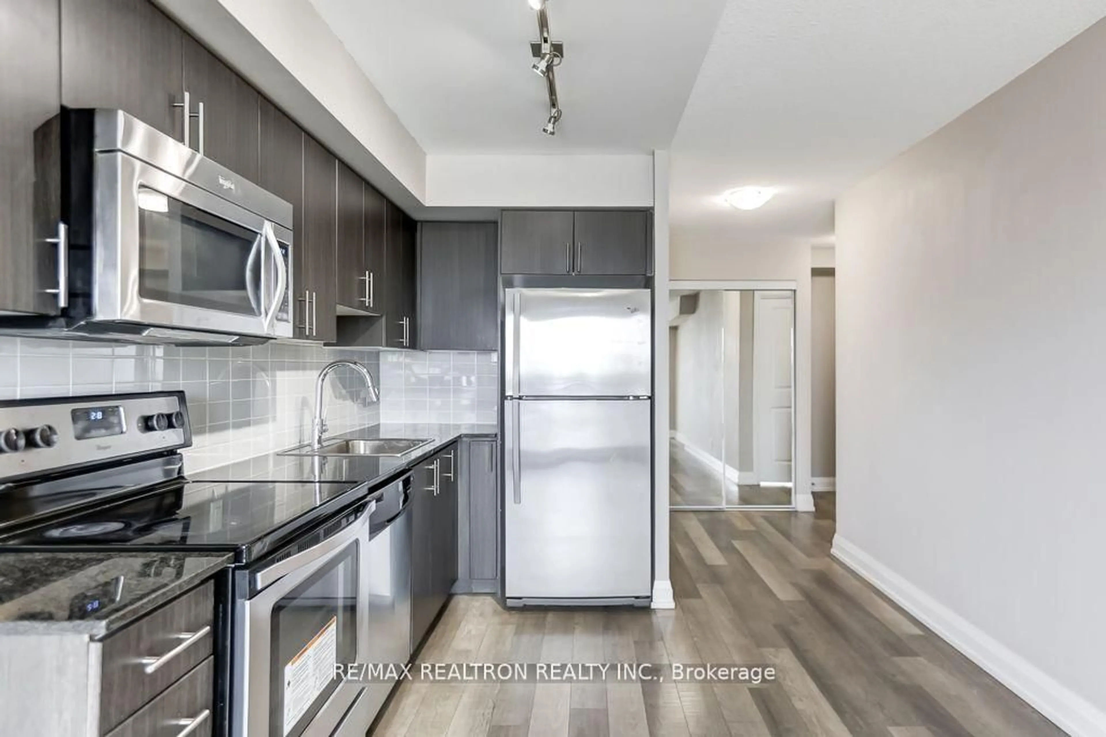 Standard kitchen, unknown for 370 Highway 7 #615, Richmond Hill Ontario L4B 0C4