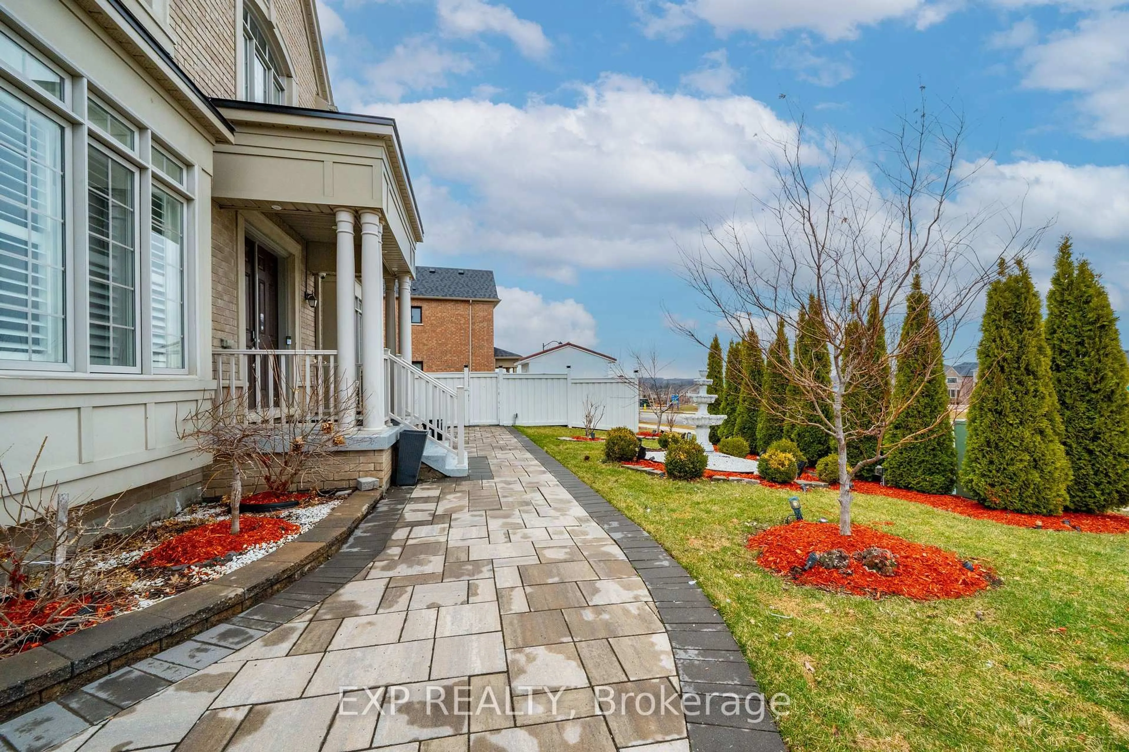 Unknown for 2 Tesla Cres, East Gwillimbury Ontario L9N 0T3