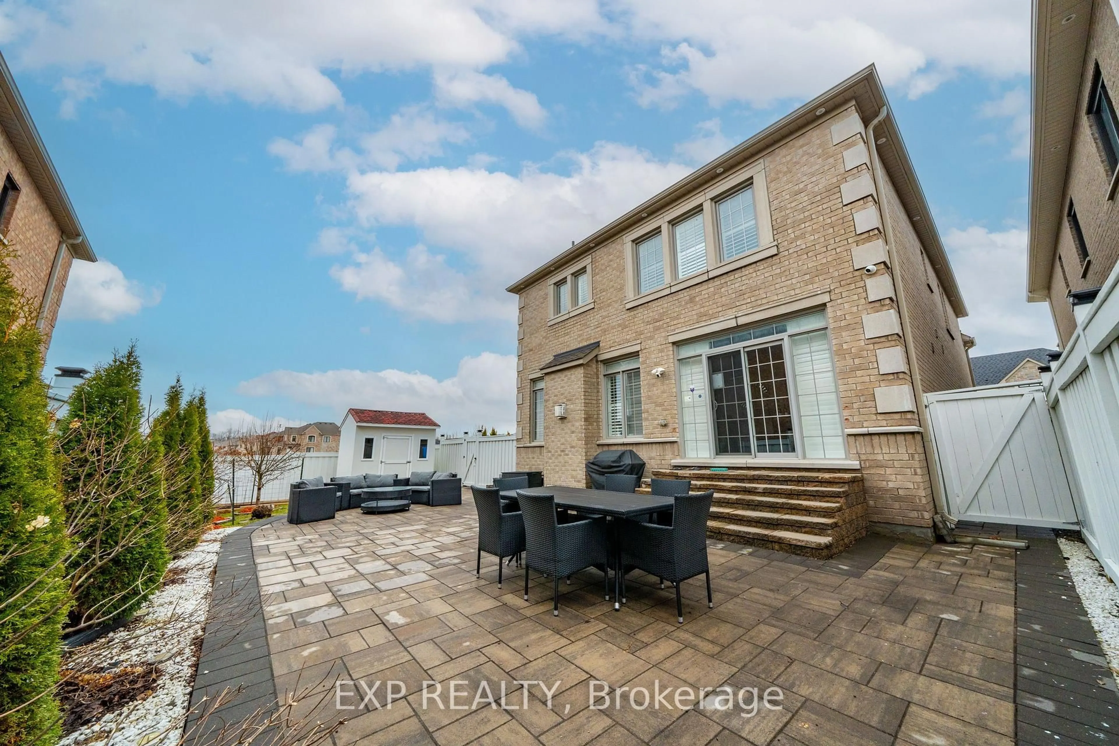 A pic from outside/outdoor area/front of a property/back of a property/a pic from drone, water/lake/river/ocean view for 2 Tesla Cres, East Gwillimbury Ontario L9N 0T3
