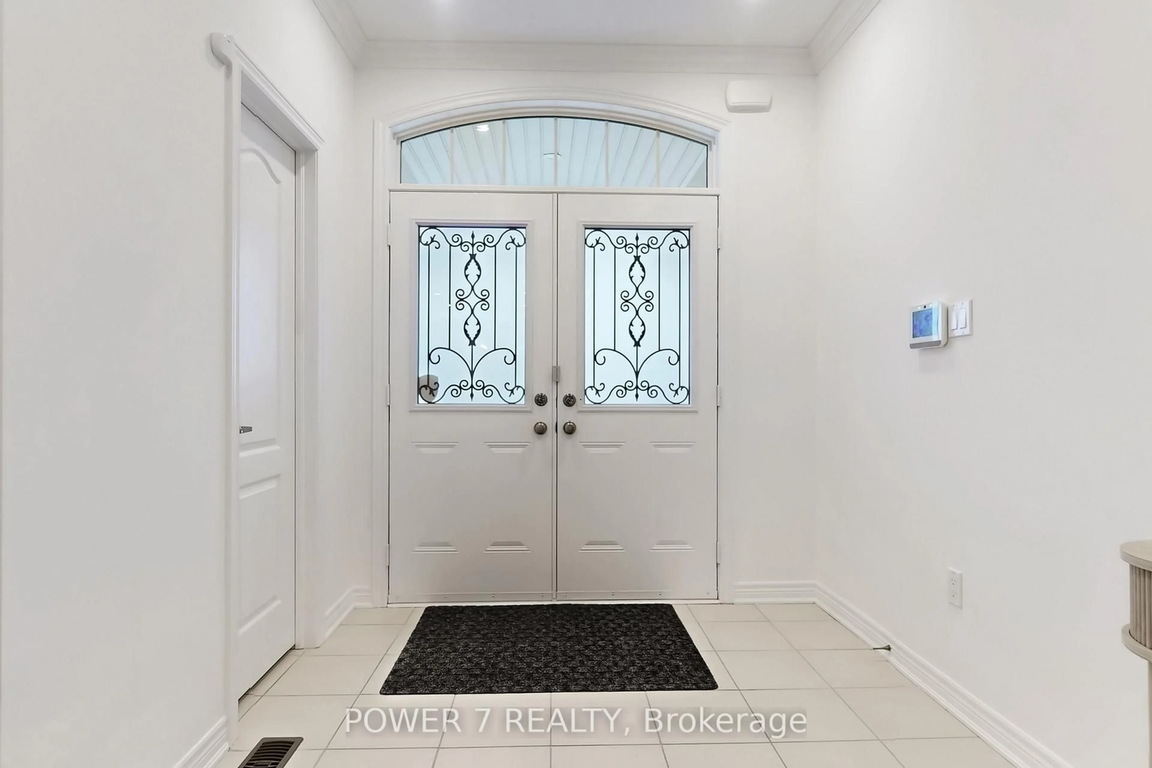 Indoor entryway for 1276 Shortreed Terr, Newmarket Ontario L3X 0C9