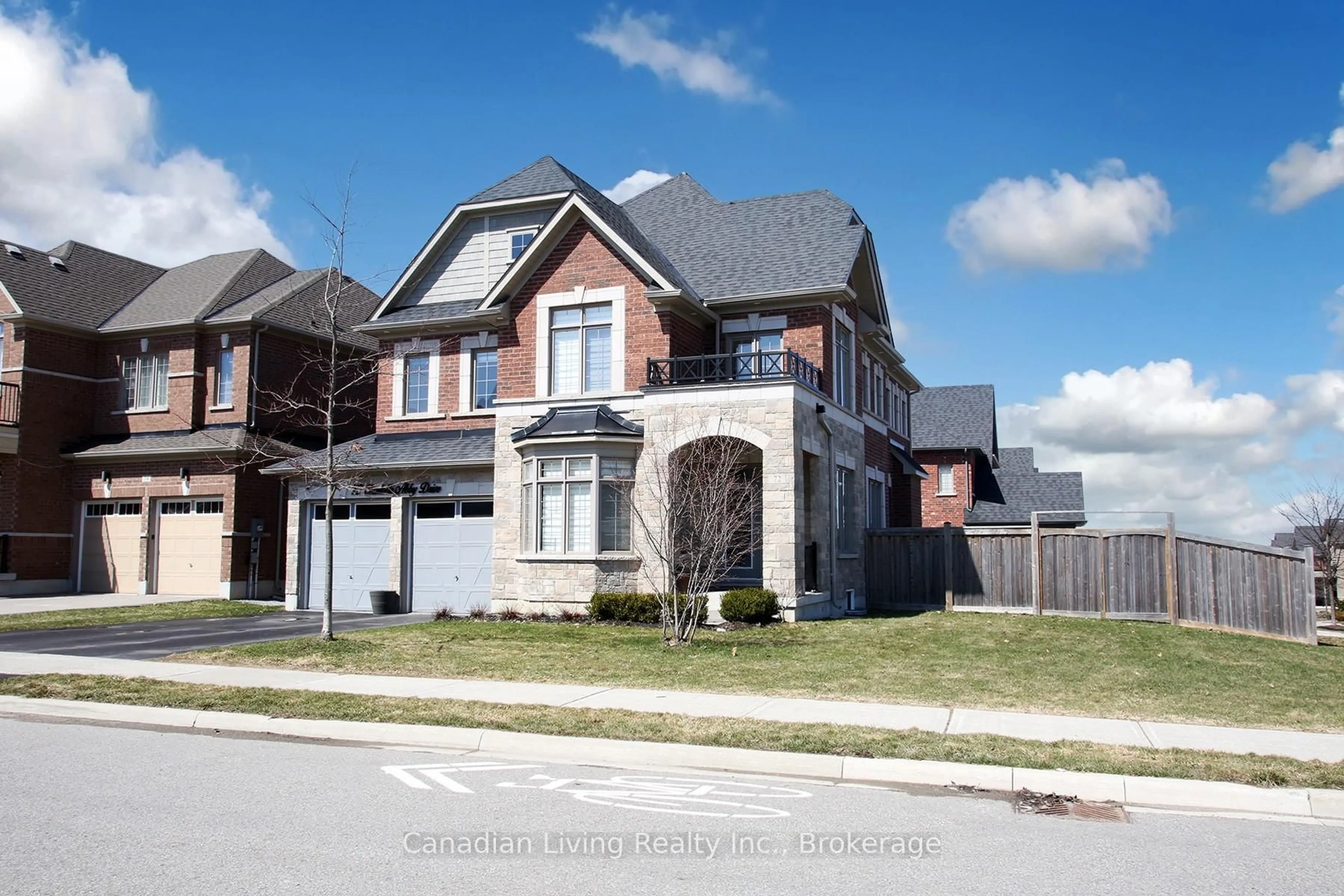 Home with brick exterior material, street for 72 Charlotte Abby Dr, East Gwillimbury Ontario L9N 0S9