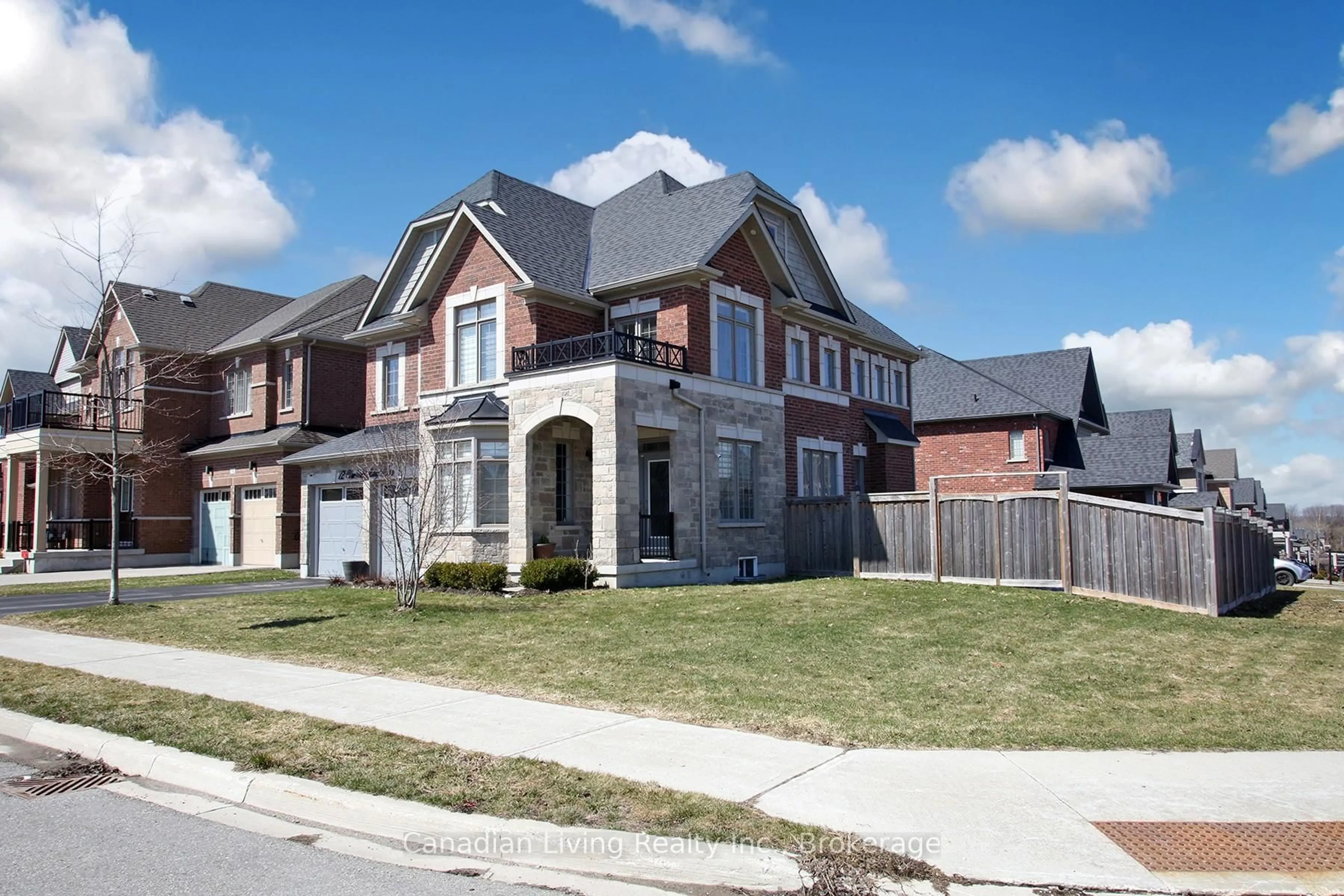 Home with brick exterior material, street for 72 Charlotte Abby Dr, East Gwillimbury Ontario L9N 0S9