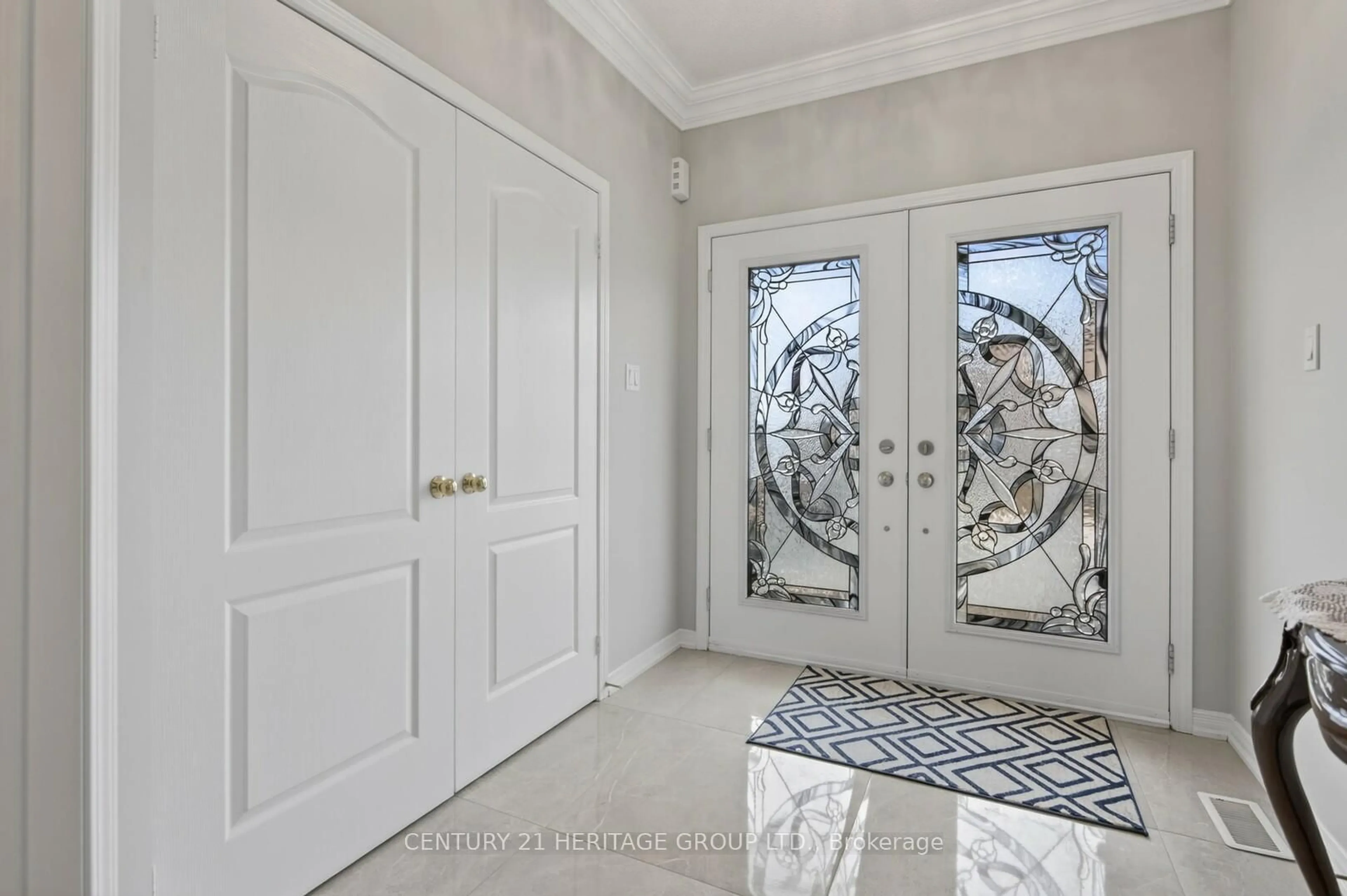 Indoor entryway for 154 Richardson Cres, Bradford West Gwillimbury Ontario L3Z 0N5