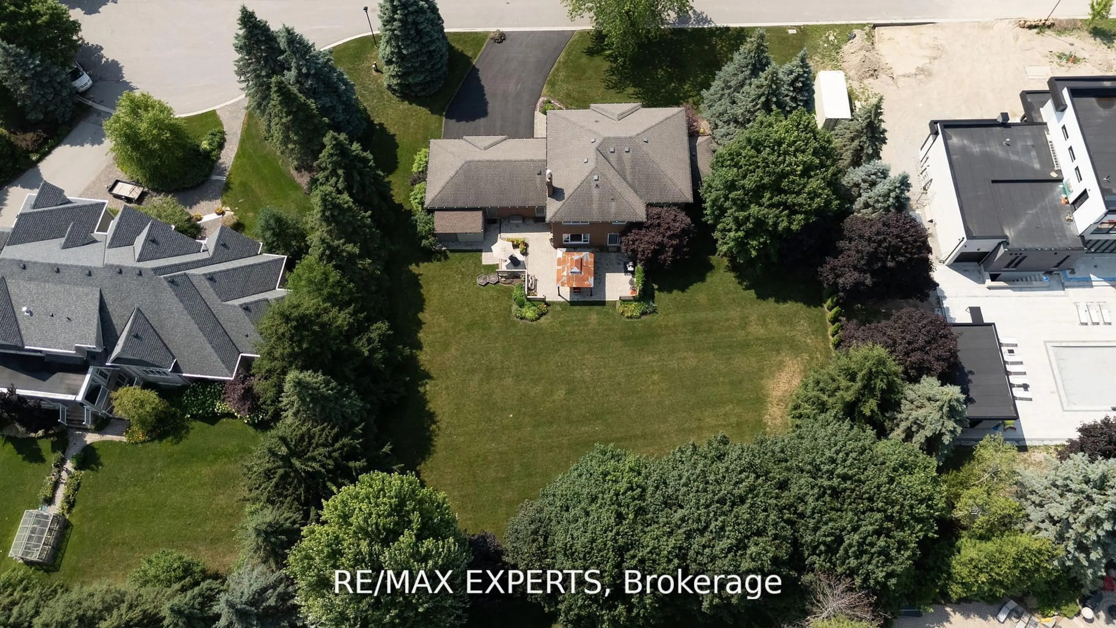 A pic from outside/outdoor area/front of a property/back of a property/a pic from drone, street for 10 Kehoe Crt, King Ontario L0G 1N0