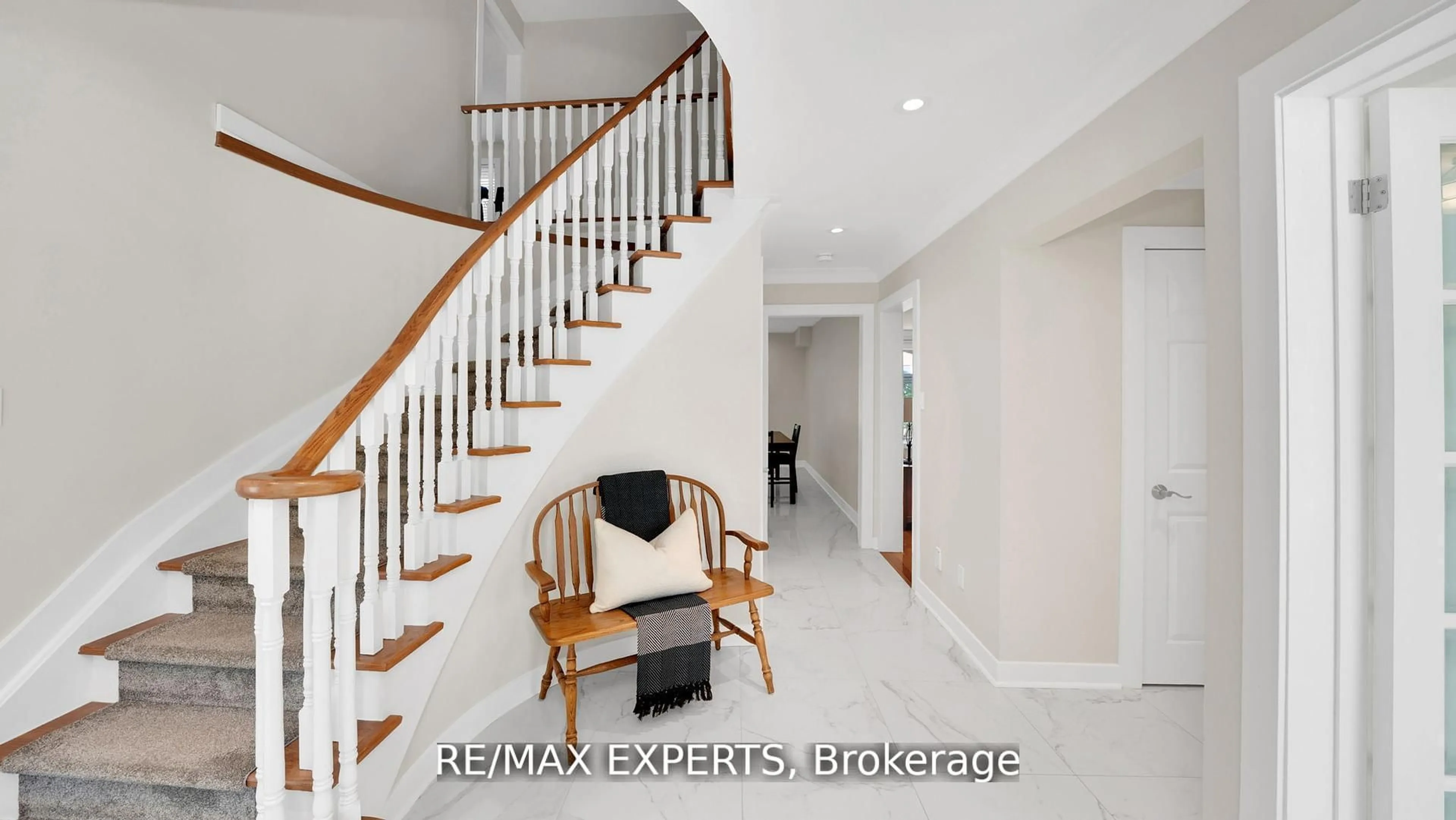 Indoor foyer for 10 Kehoe Crt, King Ontario L0G 1N0