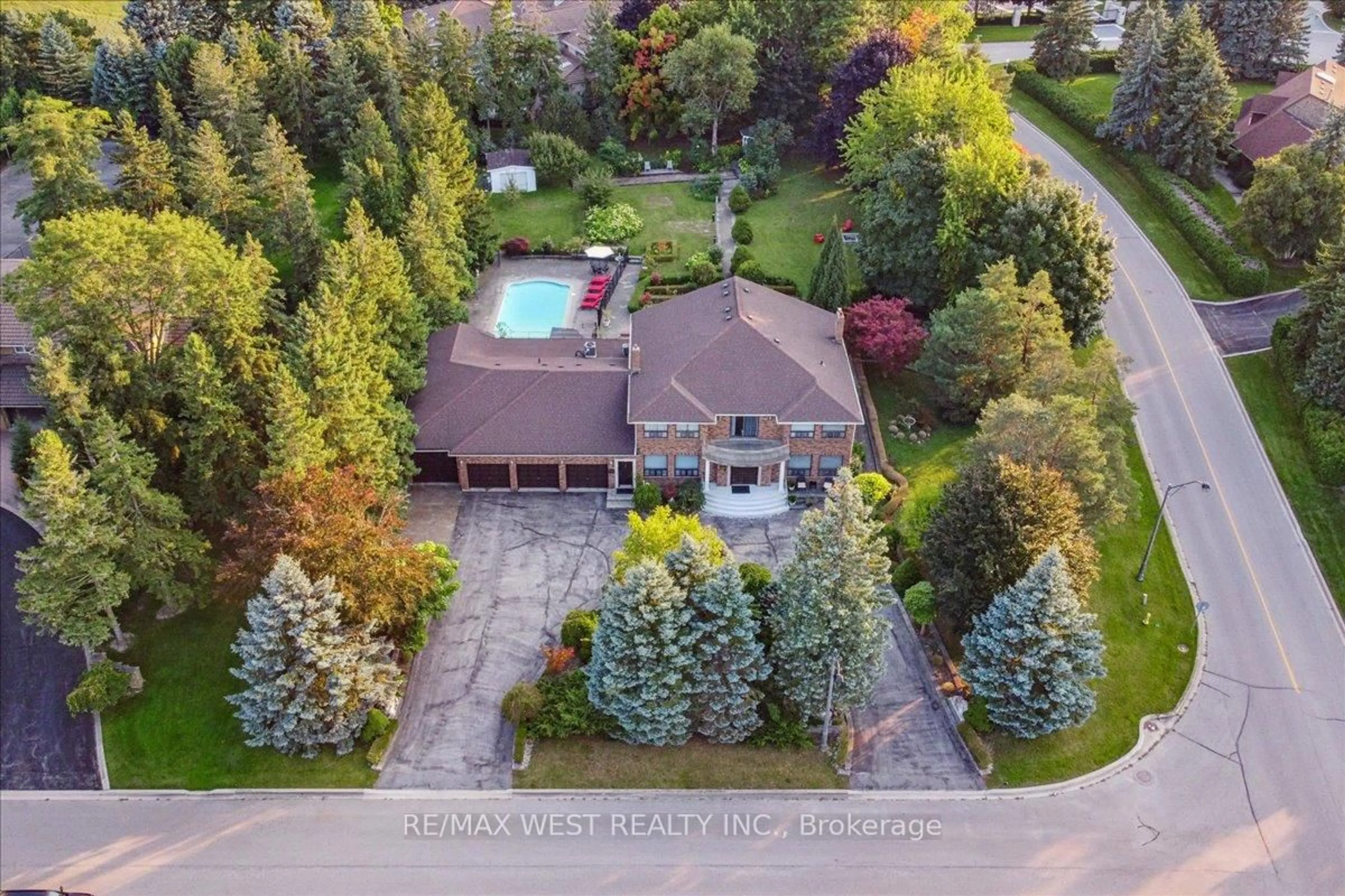 A pic from outside/outdoor area/front of a property/back of a property/a pic from drone, water/lake/river/ocean view for 190 Sandys Dr, Vaughan Ontario L4L 3E3