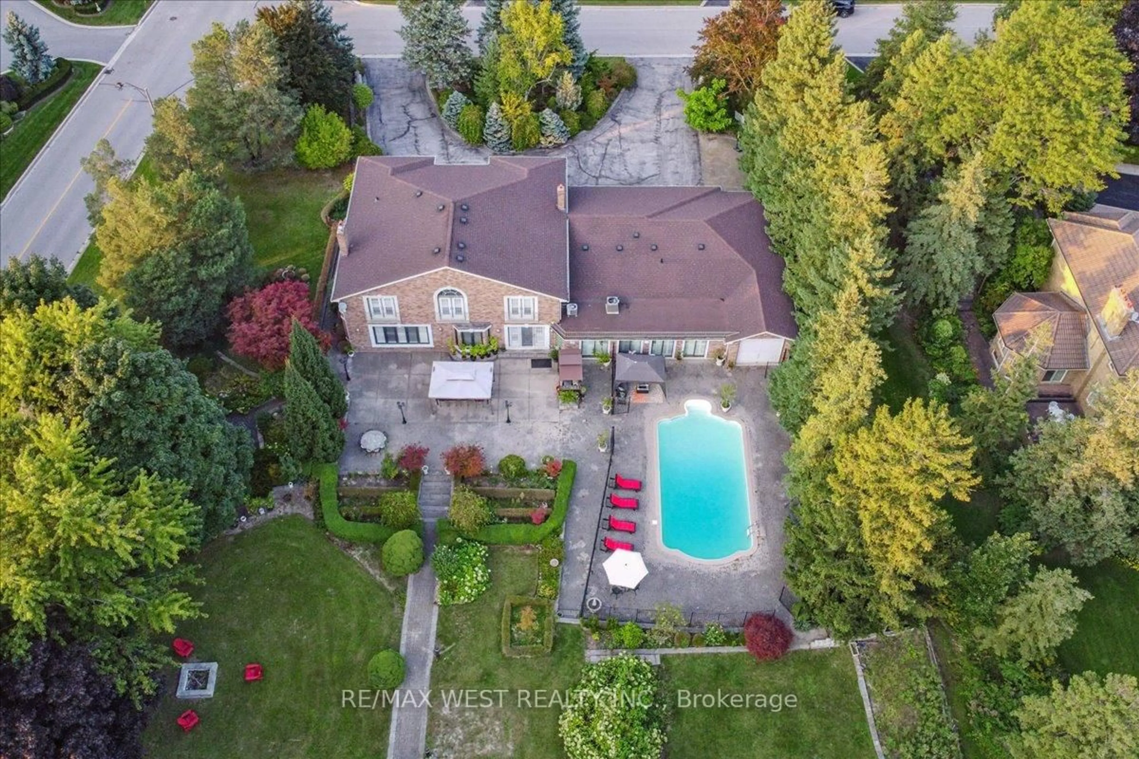 A pic from outside/outdoor area/front of a property/back of a property/a pic from drone, street for 190 Sandys Dr, Vaughan Ontario L4L 3E3