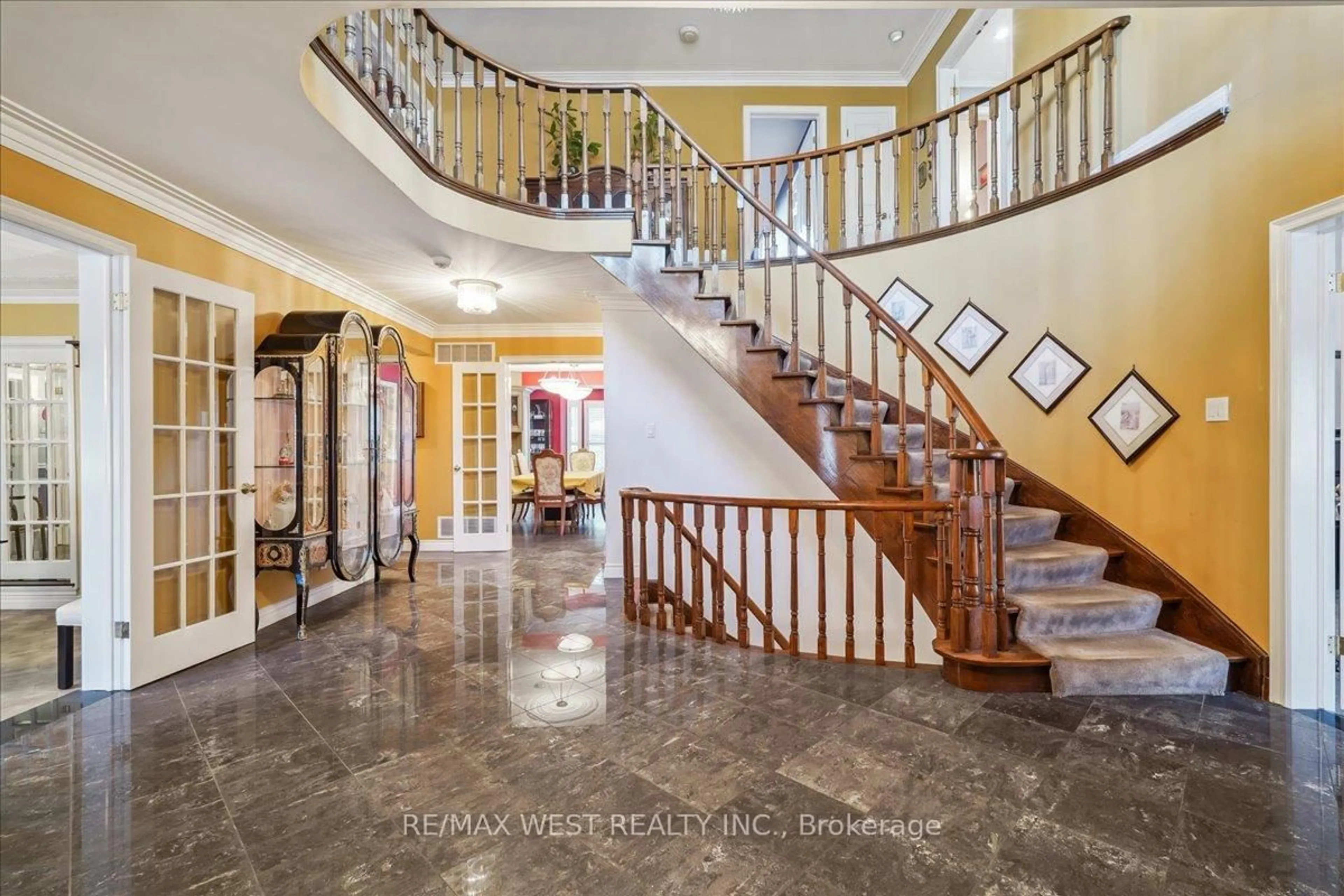 Indoor foyer for 190 Sandys Dr, Vaughan Ontario L4L 3E3