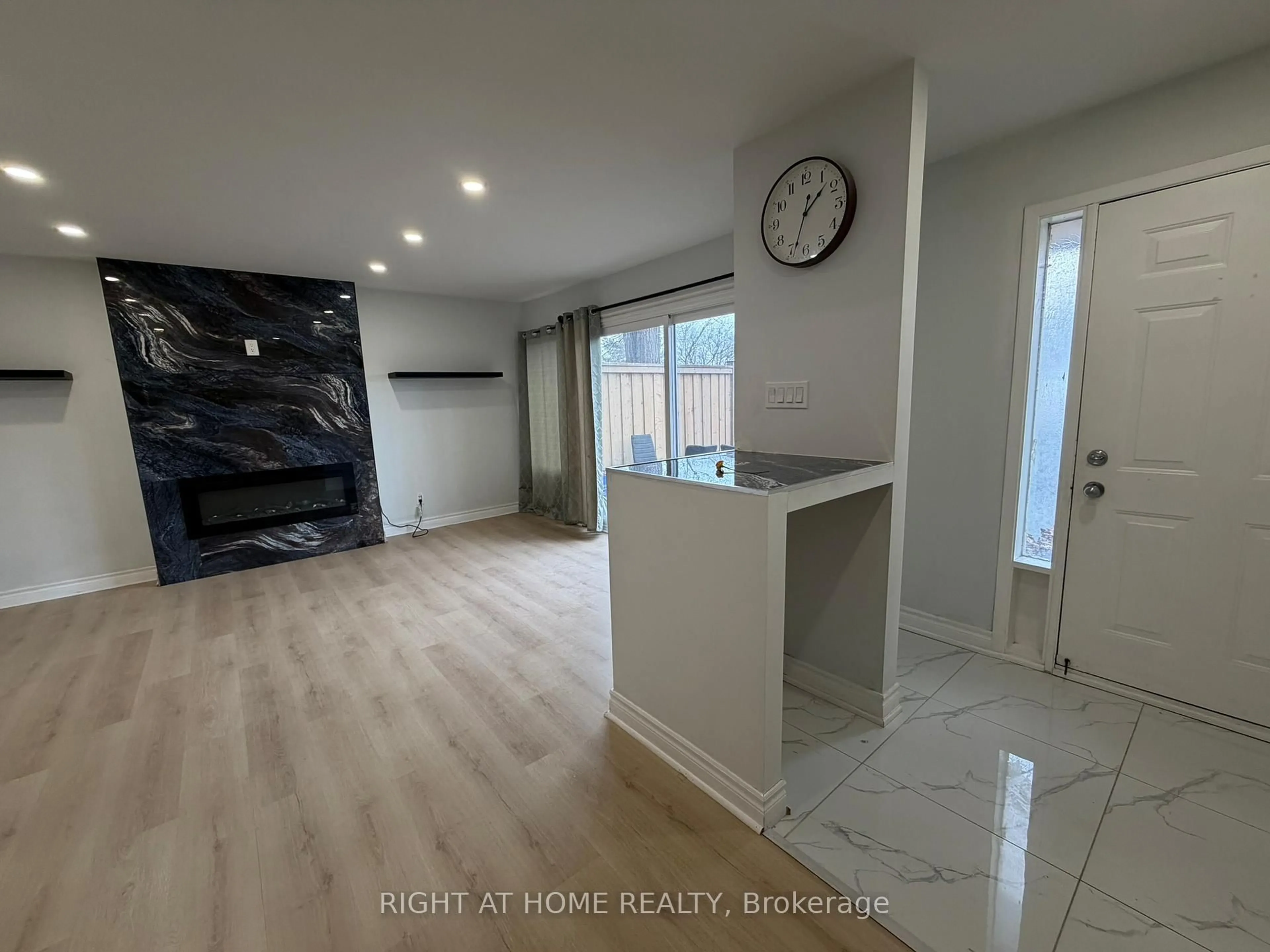 Unknown for 24 springfair Ave, Aurora Ontario L4G 3M2