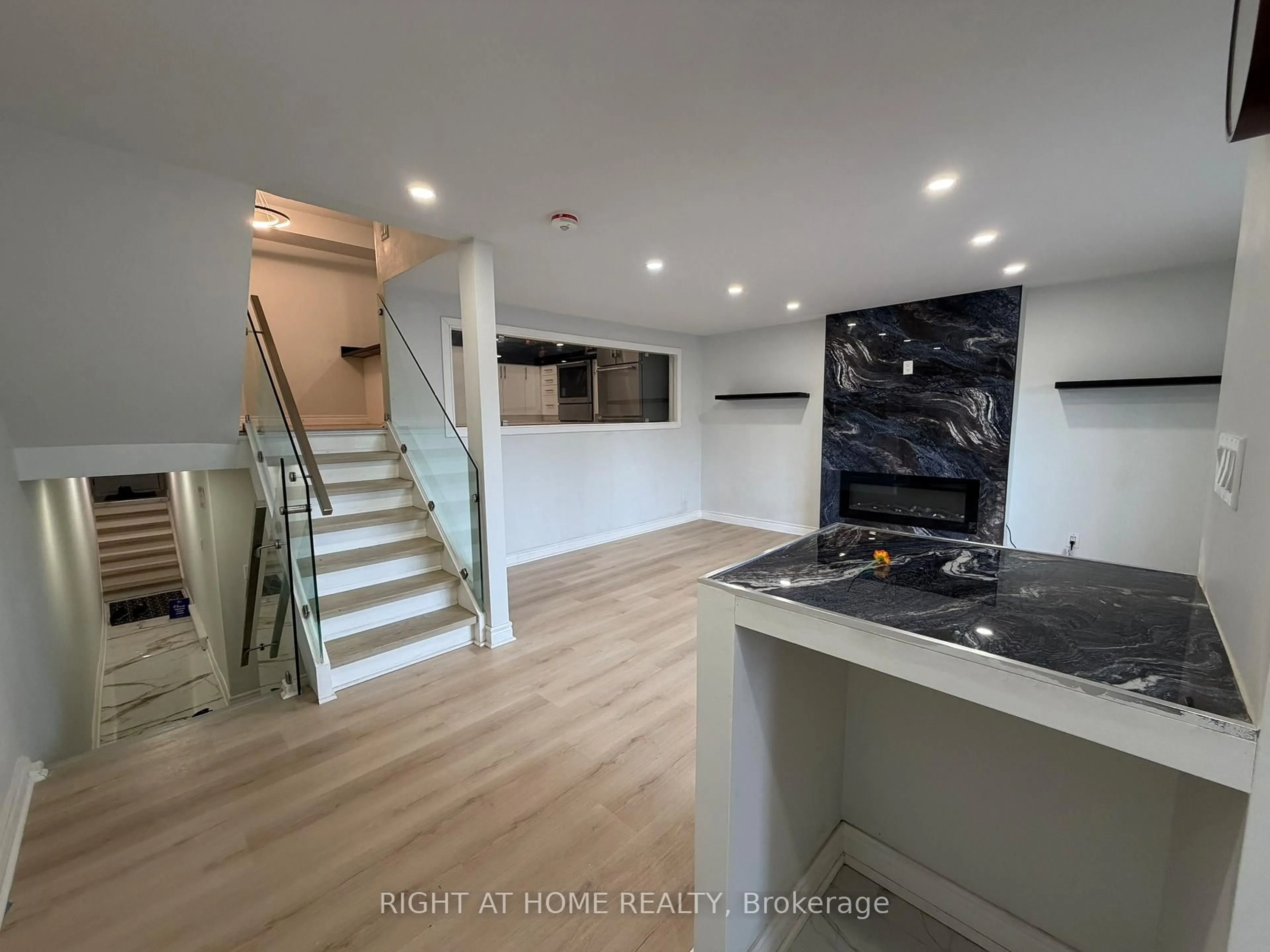 Unknown for 24 springfair Ave, Aurora Ontario L4G 3M2