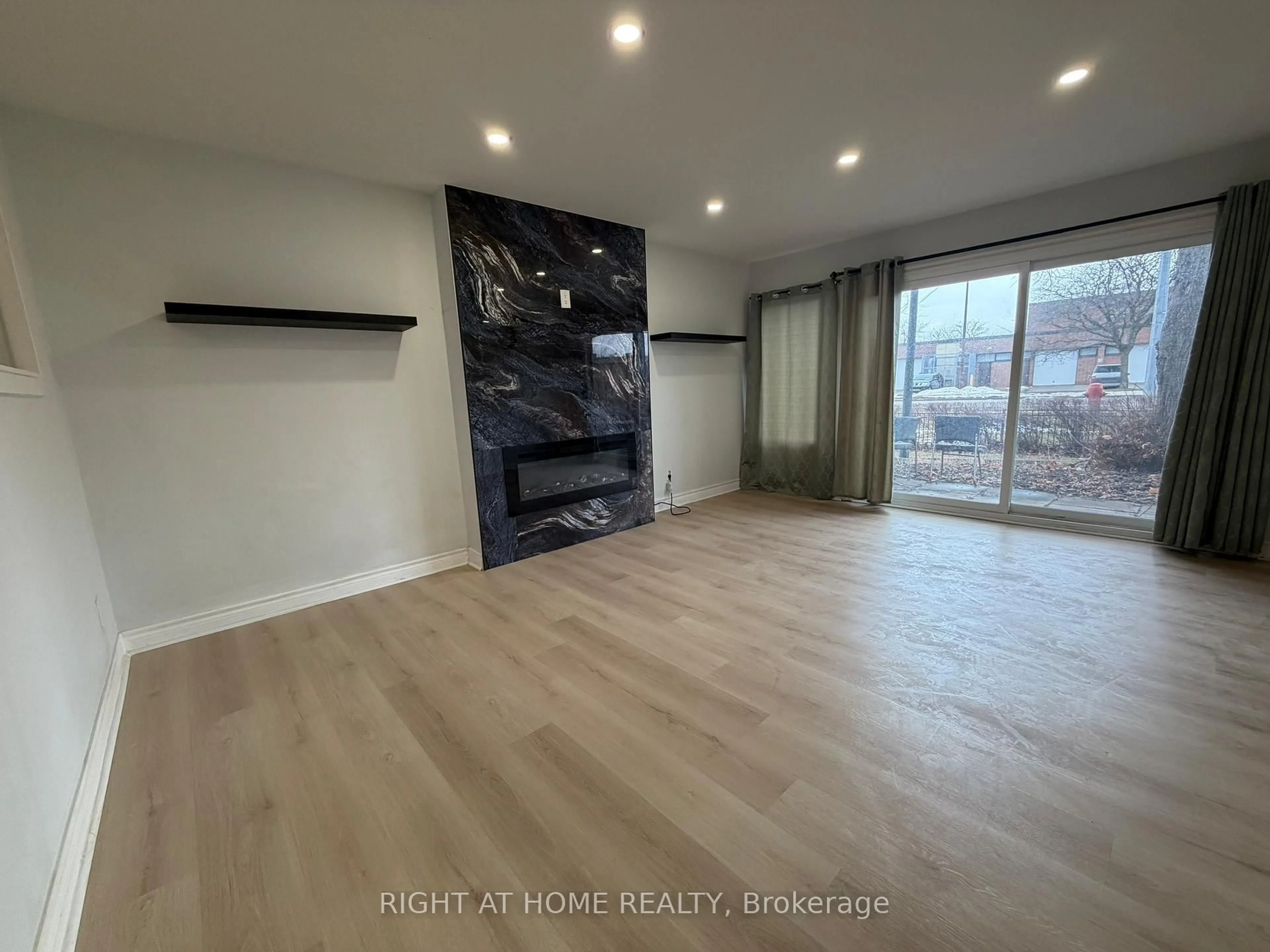 A pic of a room for 24 springfair Ave, Aurora Ontario L4G 3M2