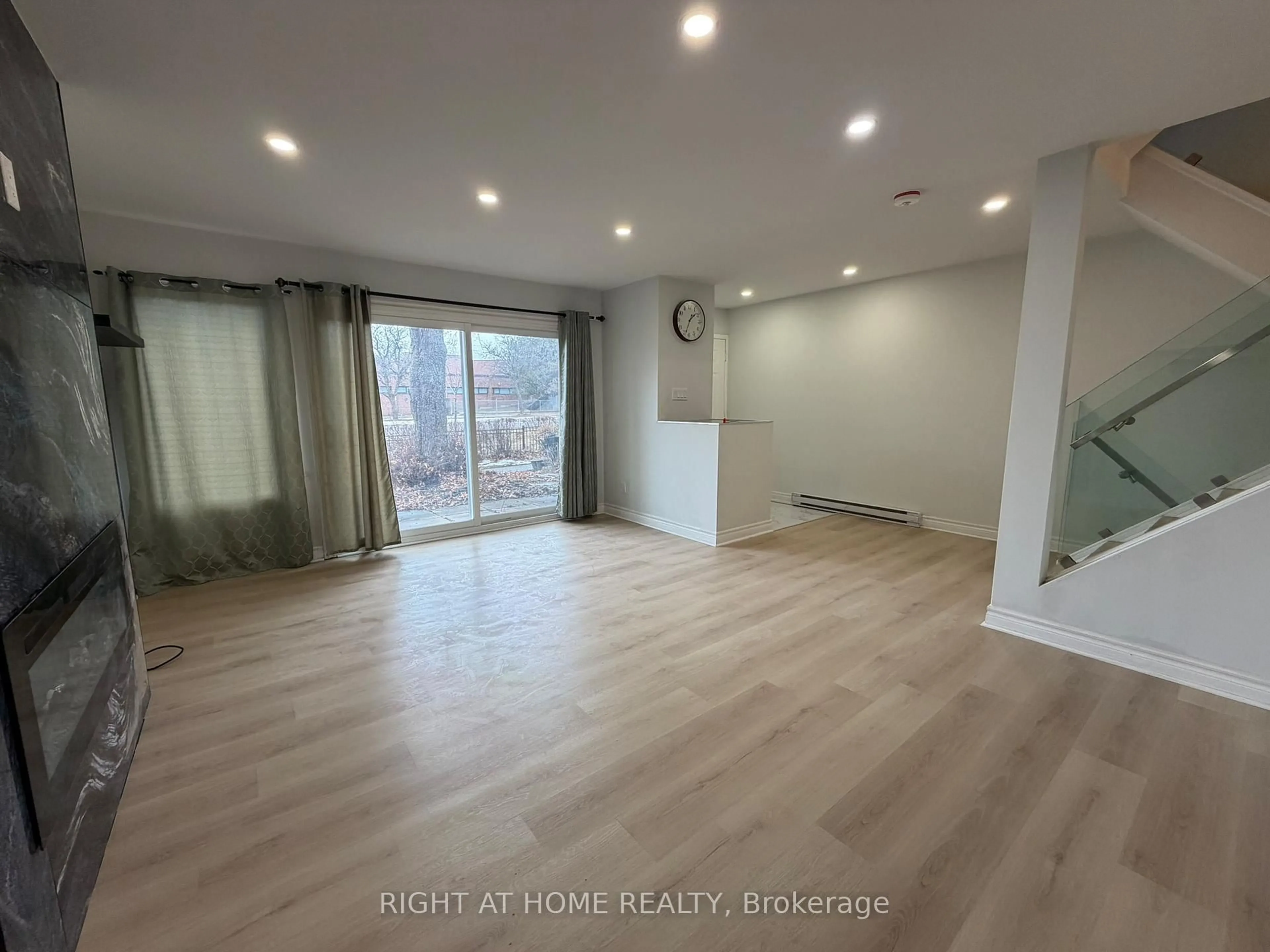 A pic of a room for 24 springfair Ave, Aurora Ontario L4G 3M2