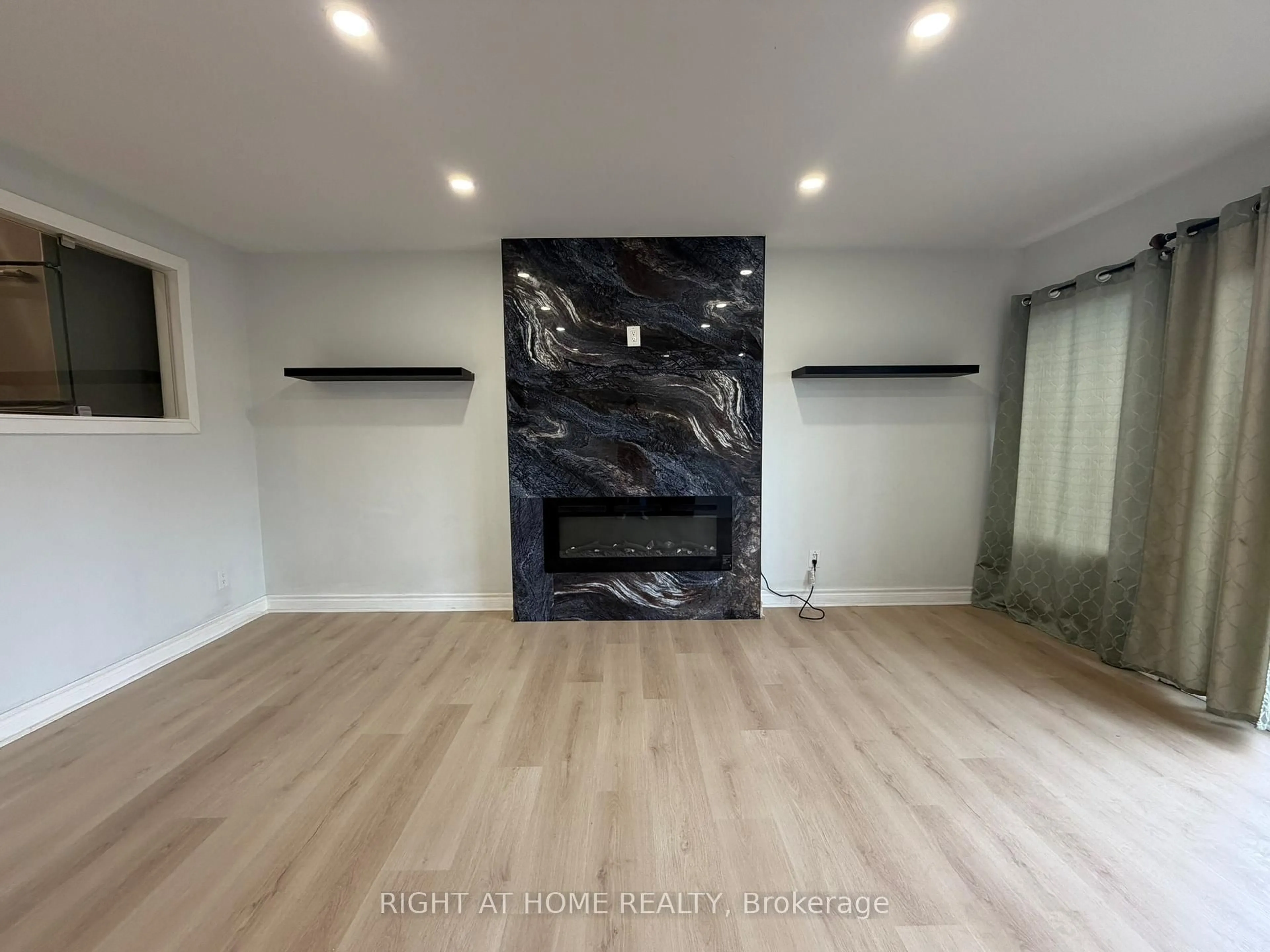 A pic of a room for 24 springfair Ave, Aurora Ontario L4G 3M2