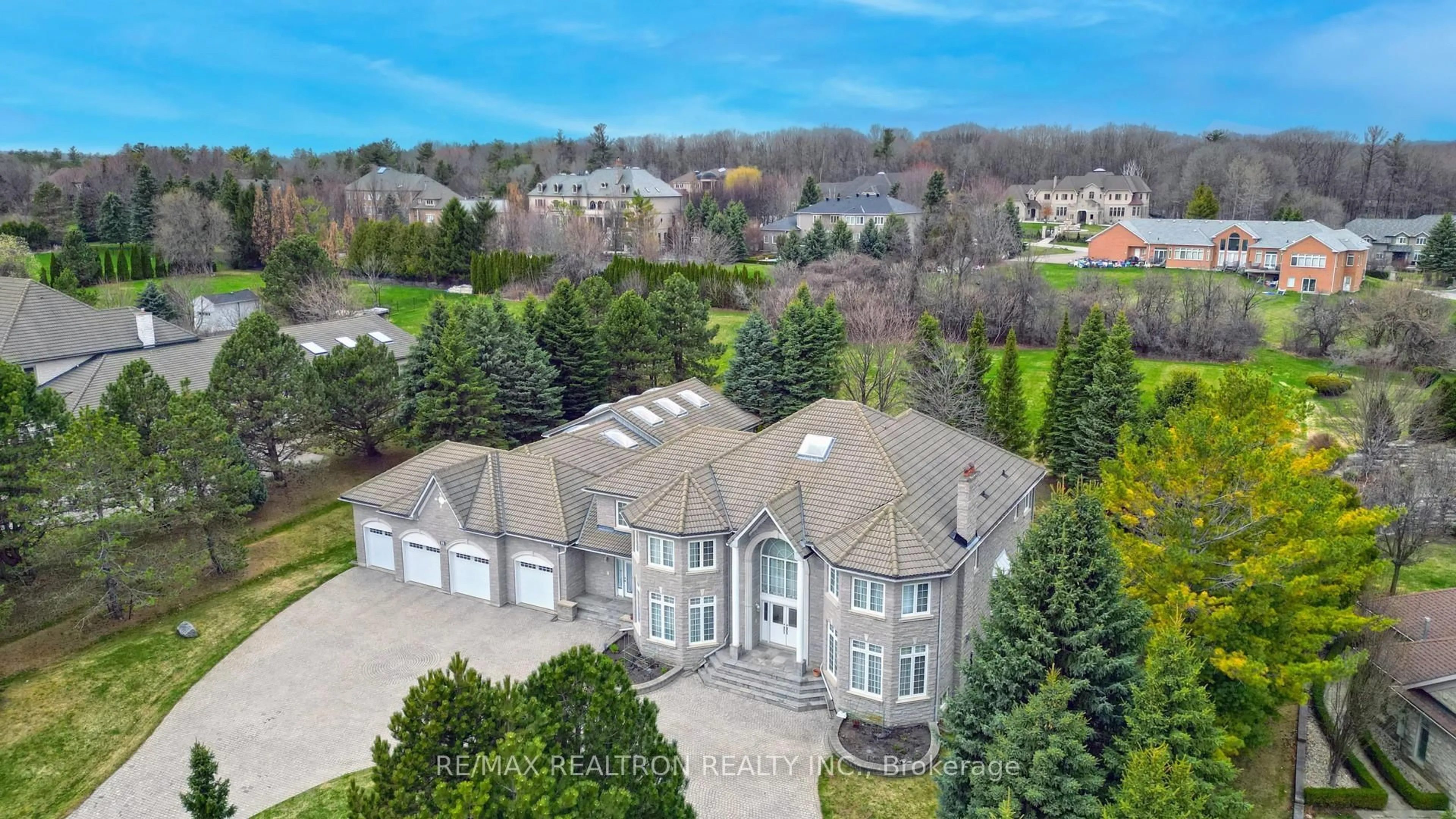 A pic from outside/outdoor area/front of a property/back of a property/a pic from drone, unknown for 23 Kensington Dr, Richmond Hill Ontario L4E 3M9