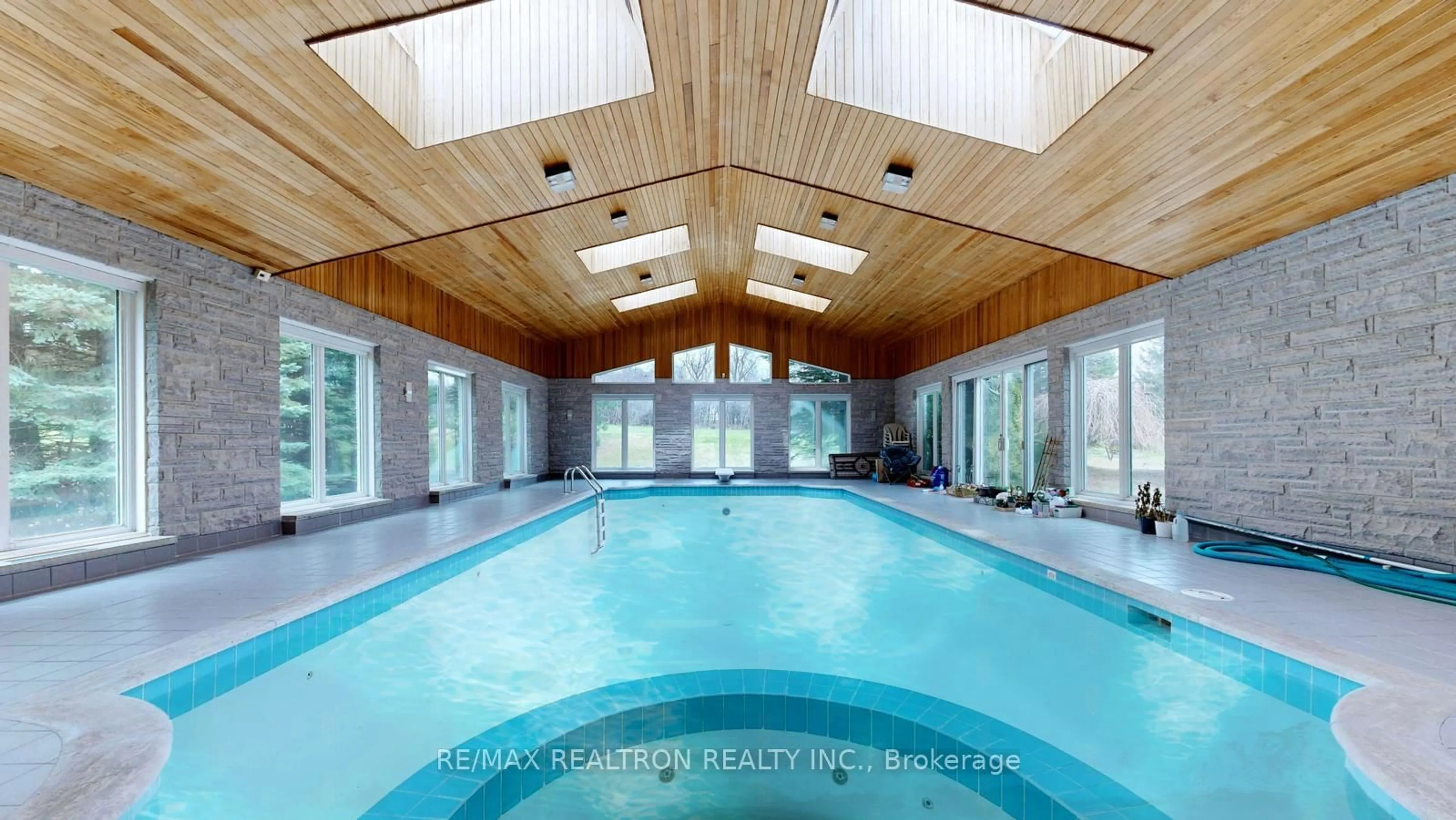 Pool for 23 Kensington Dr, Richmond Hill Ontario L4E 3M9