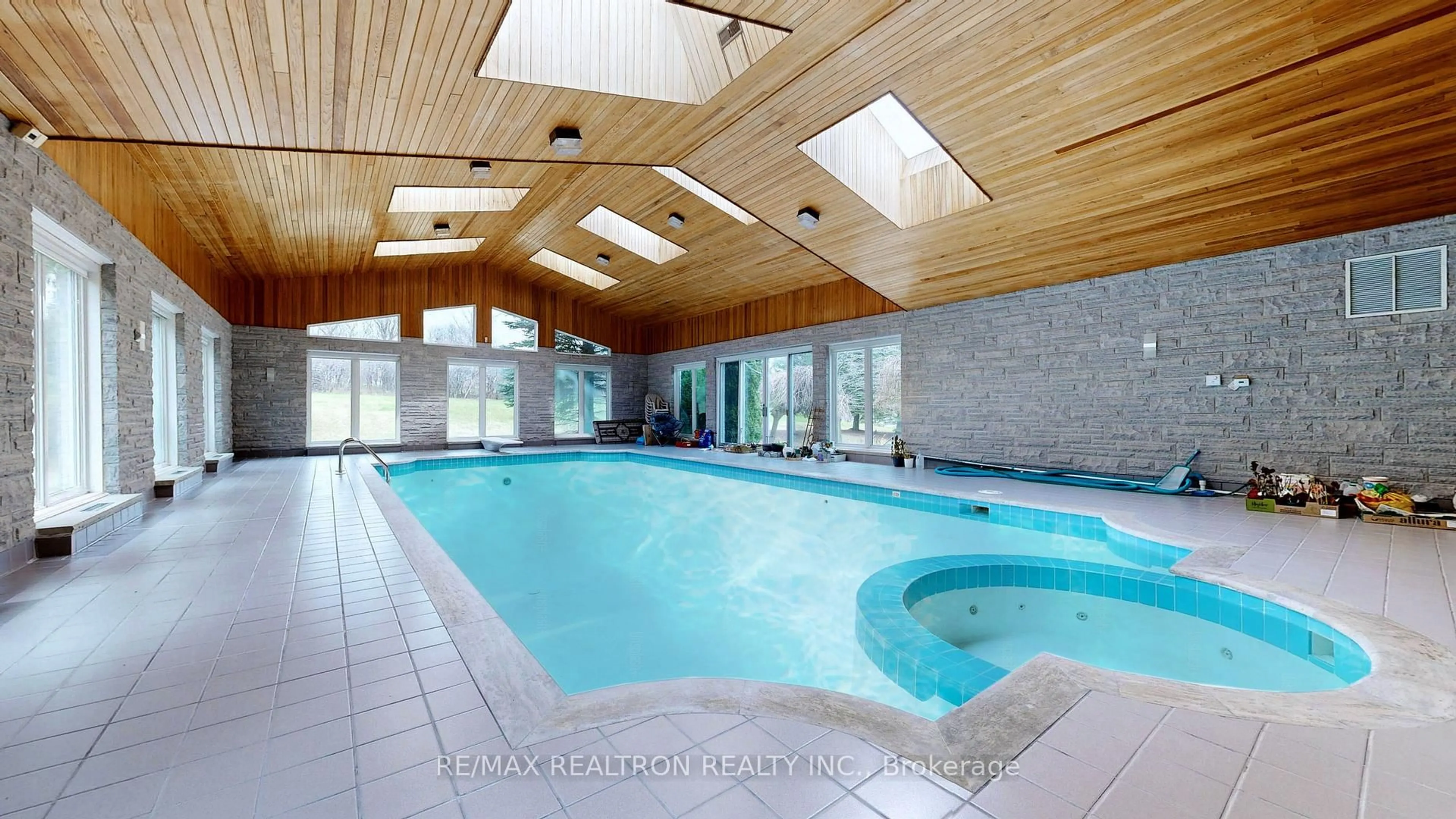 Pool for 23 Kensington Dr, Richmond Hill Ontario L4E 3M9