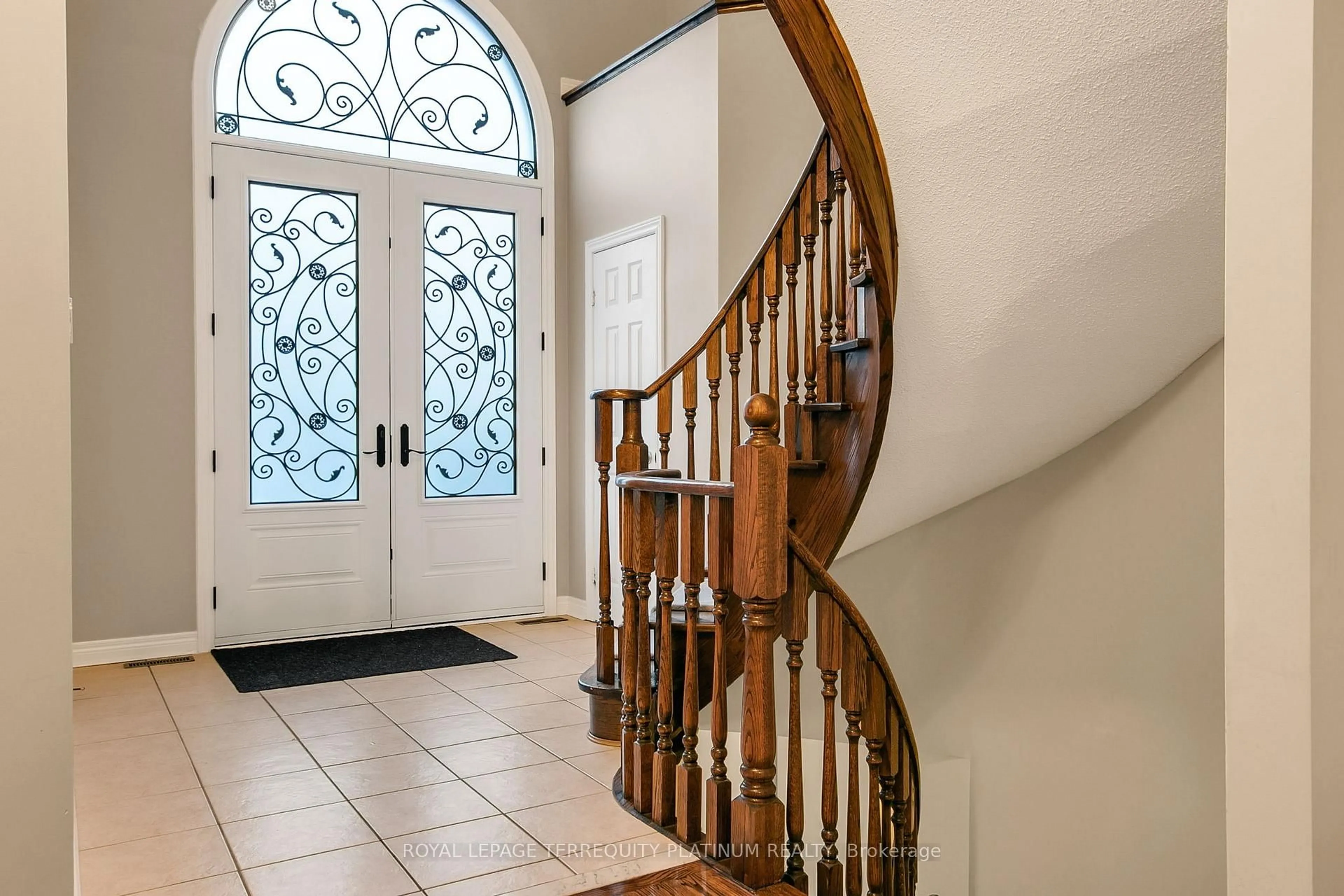 Indoor entryway for 68 Grandlea Cres, Markham Ontario L3S 4A3