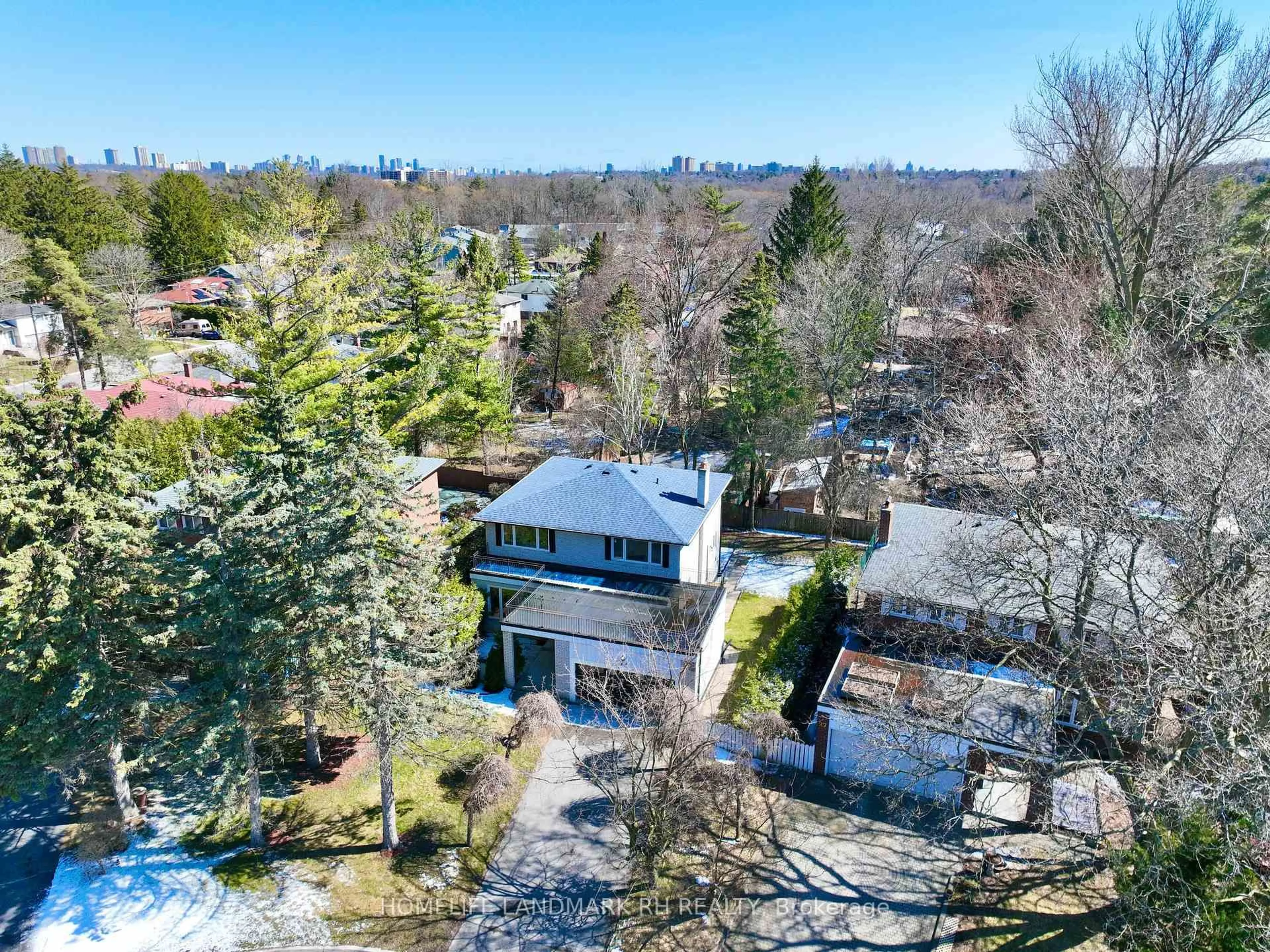 A pic from outside/outdoor area/front of a property/back of a property/a pic from drone, street for 29 Vanwood Rd, Markham Ontario L3T 2N1