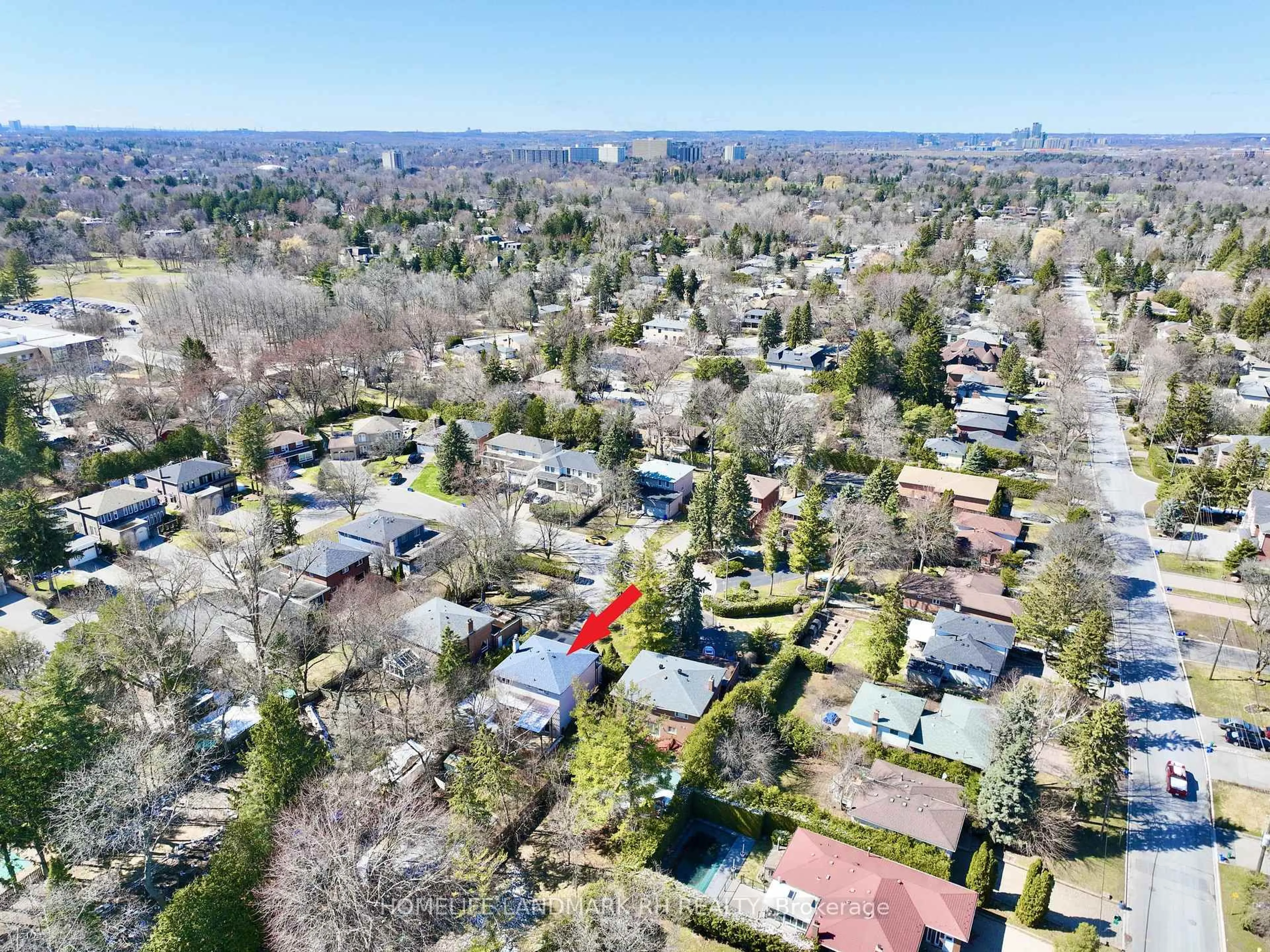 A pic from outside/outdoor area/front of a property/back of a property/a pic from drone, street for 29 Vanwood Rd, Markham Ontario L3T 2N1