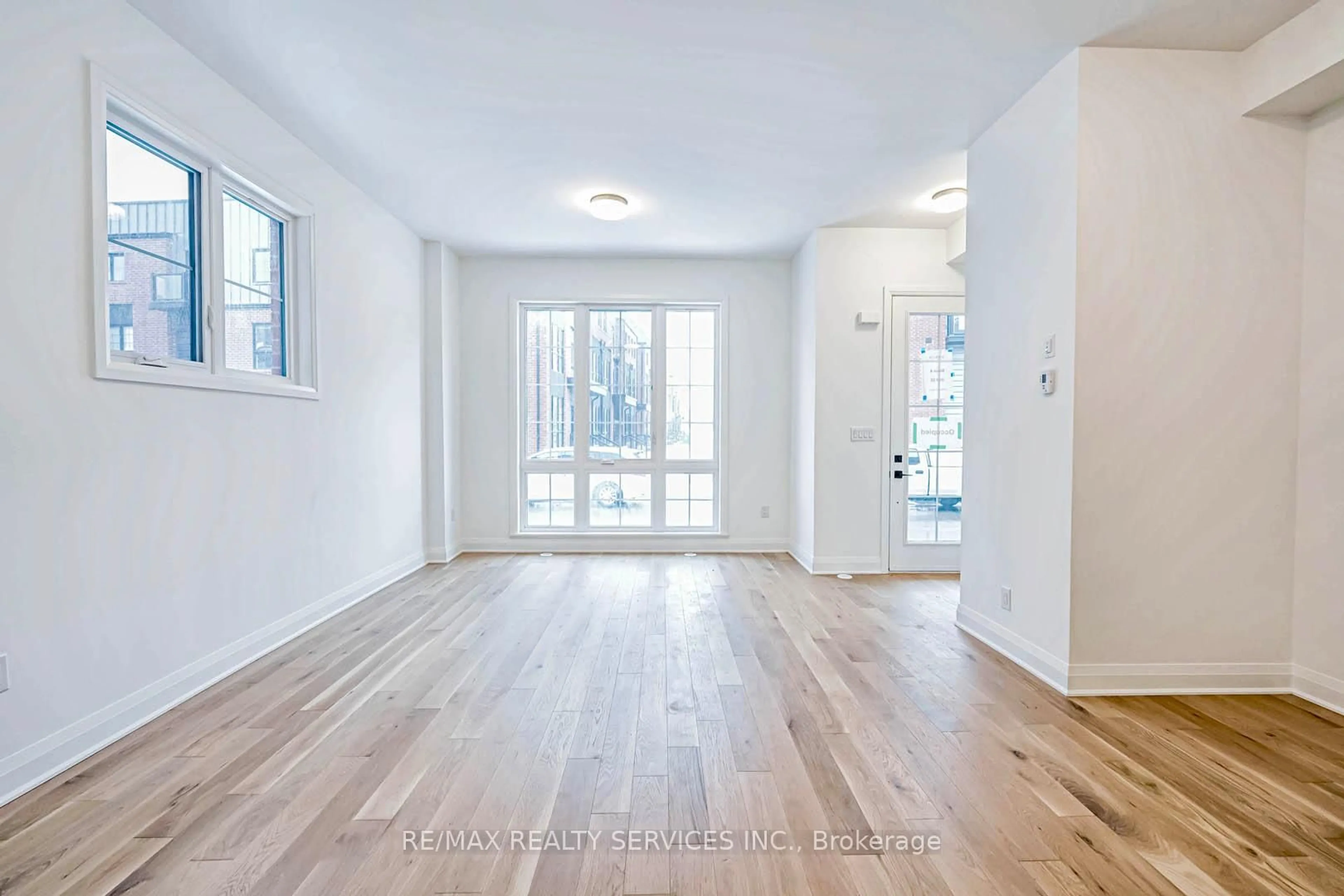 Indoor entryway for 35 Alton Cres, Vaughan Ontario L6S 3E7