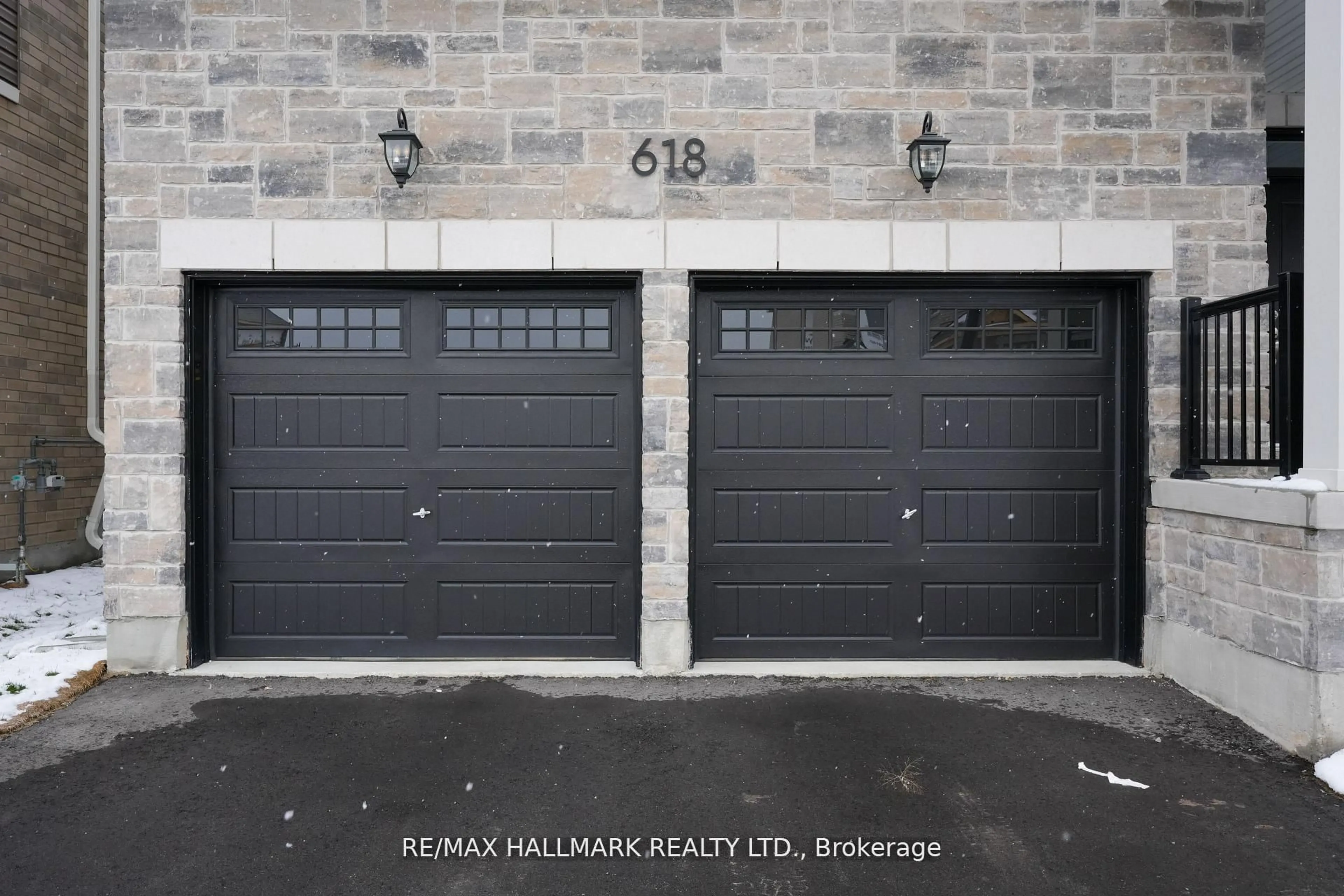 Indoor garage for 618 Newlove St, Innisfil Ontario L9S 0S2