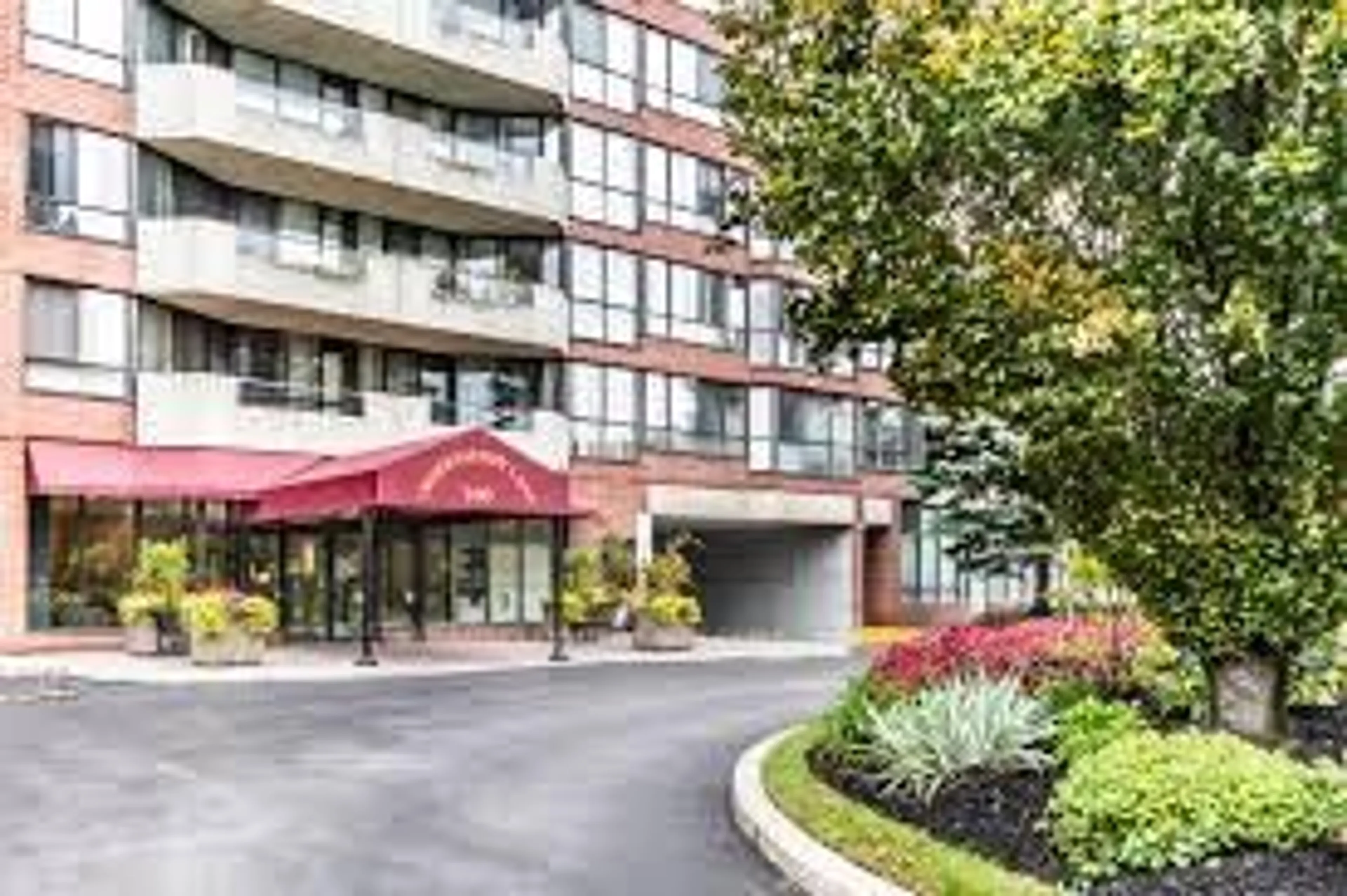 Indoor foyer for 100 Observatory Lane #505, Richmond Hill Ontario L4C 1T4