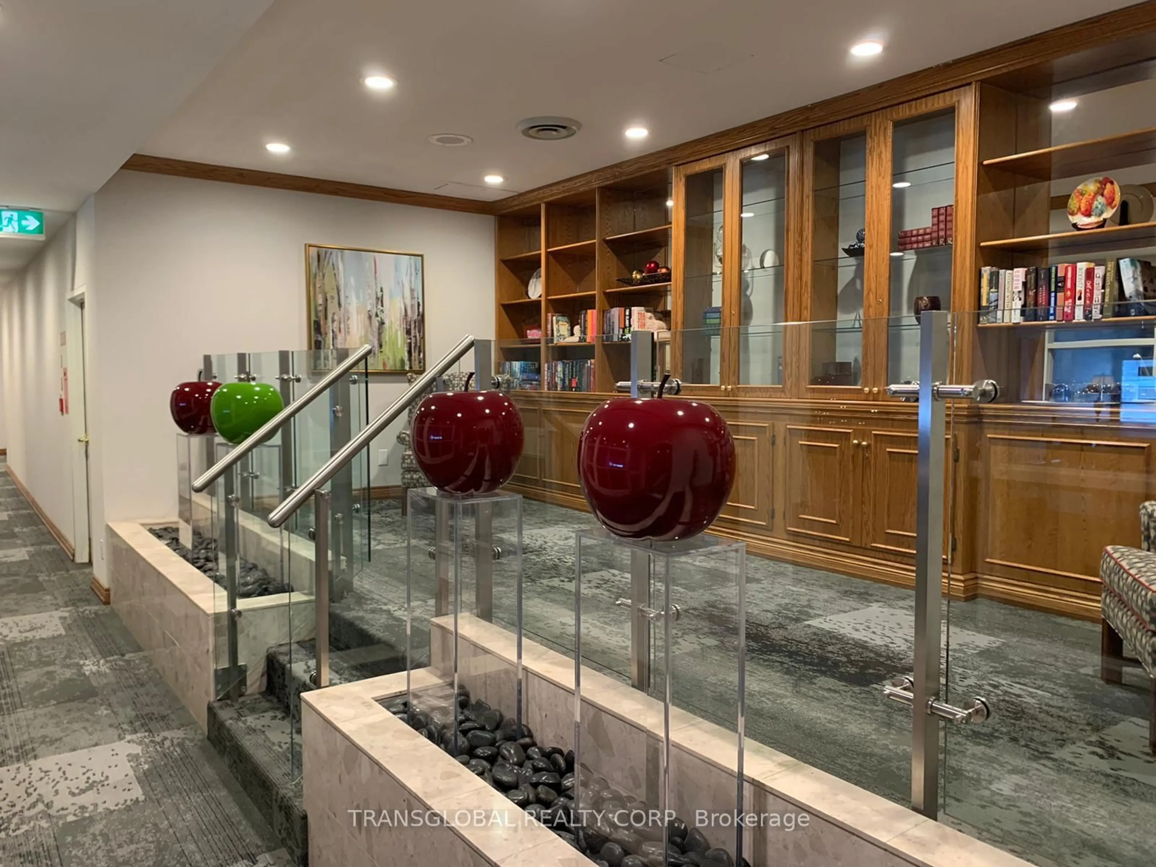 Indoor foyer for 100 Observatory Lane #505, Richmond Hill Ontario L4C 1T4