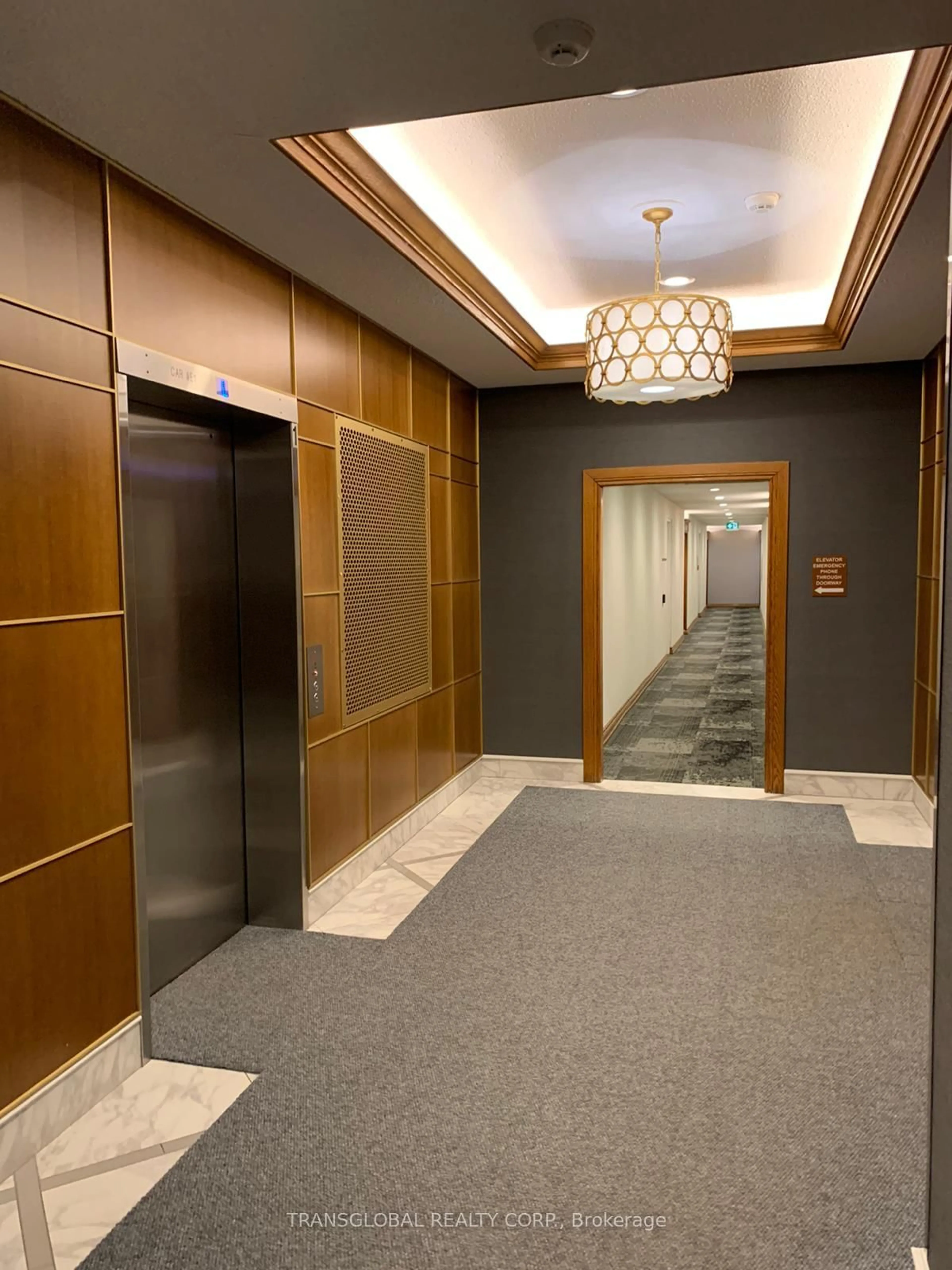 Indoor foyer for 100 Observatory Lane #505, Richmond Hill Ontario L4C 1T4