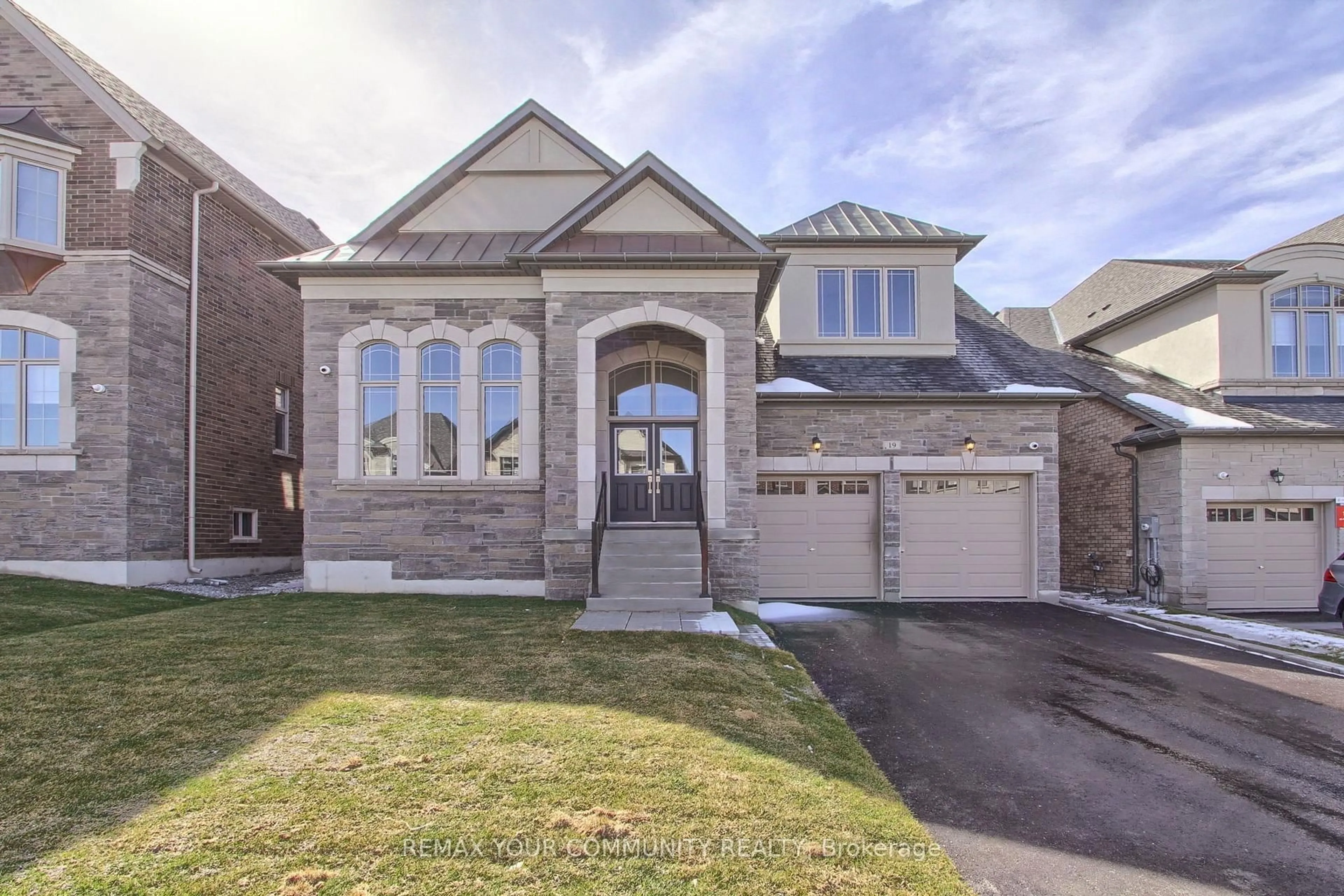Home with brick exterior material, street for 19 Plank Rd, Bradford West Gwillimbury Ontario L3Z 4N3