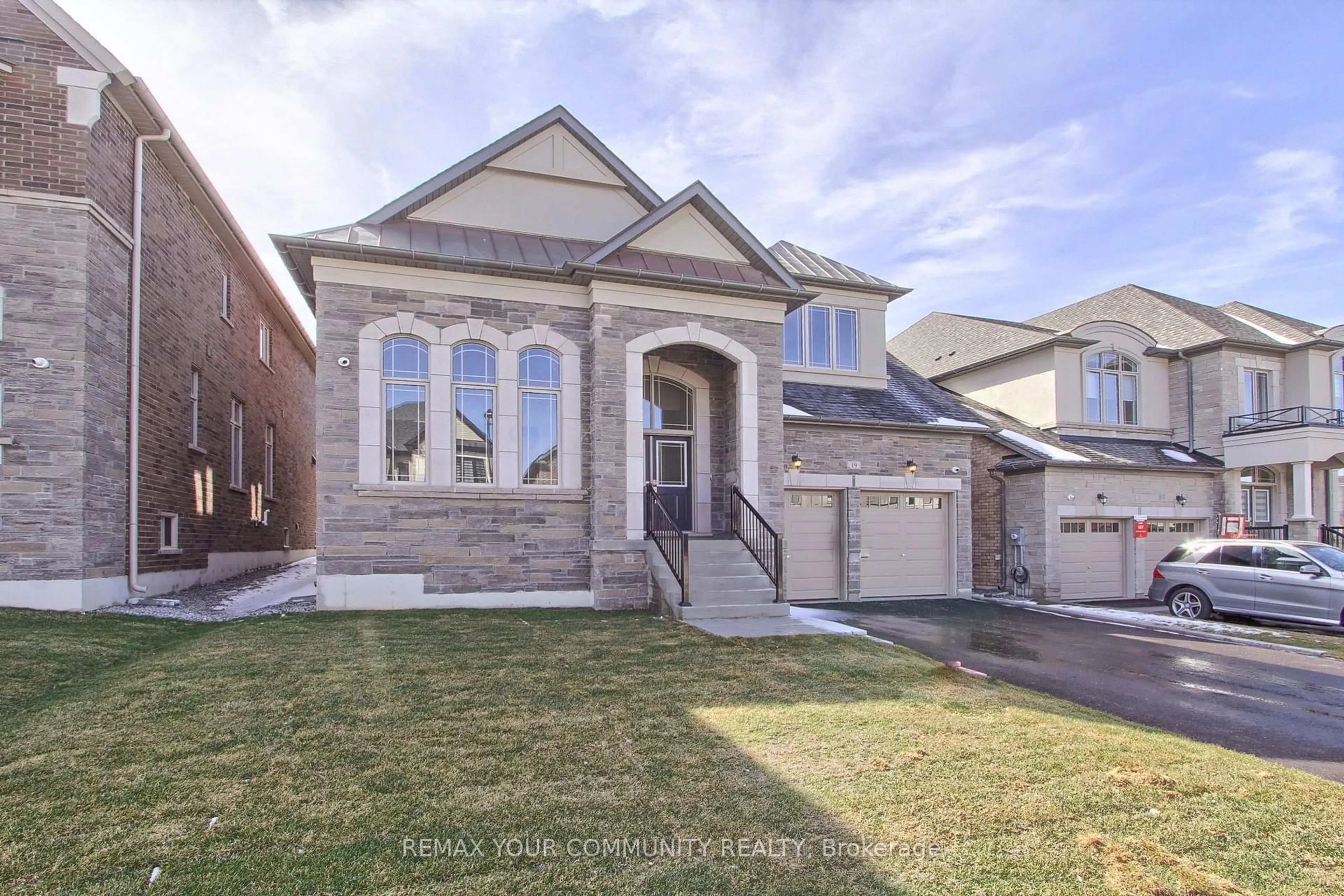 Home with brick exterior material, street for 19 Plank Rd, Bradford West Gwillimbury Ontario L3Z 4N3