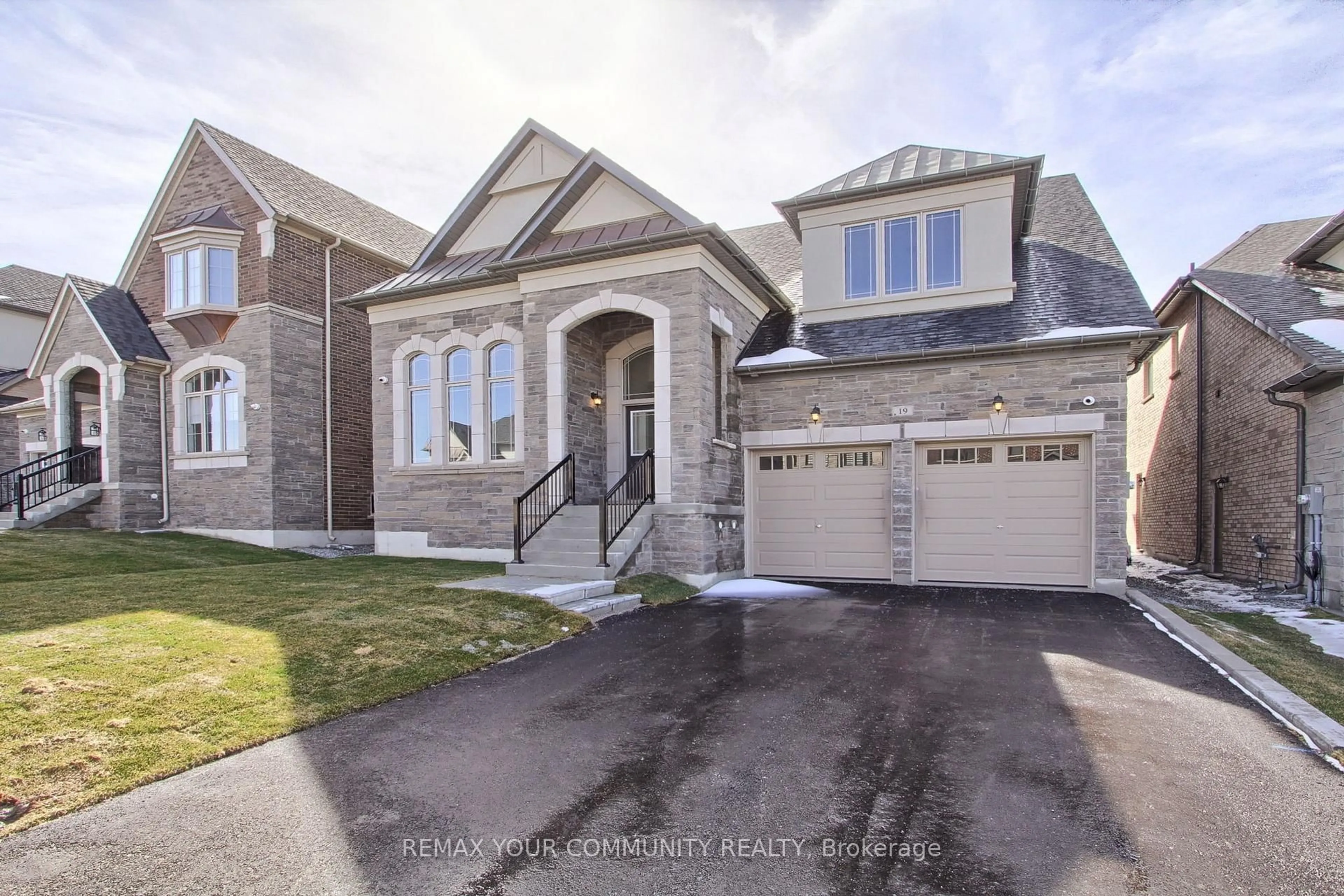Home with brick exterior material, street for 19 Plank Rd, Bradford West Gwillimbury Ontario L3Z 4N3