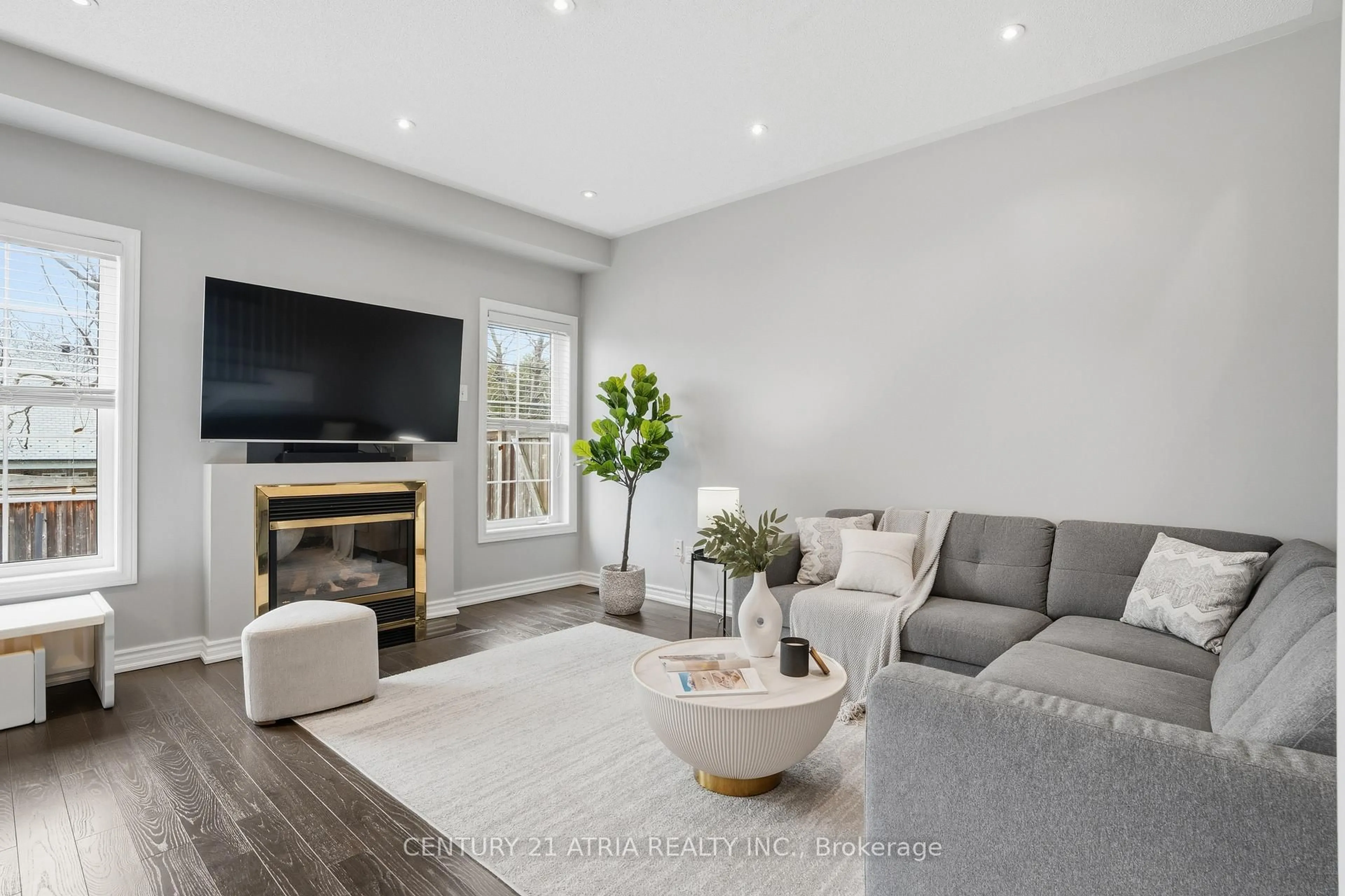 Living room with furniture, unknown for 72 Dovetail Dr, Richmond Hill Ontario L4E 5A7