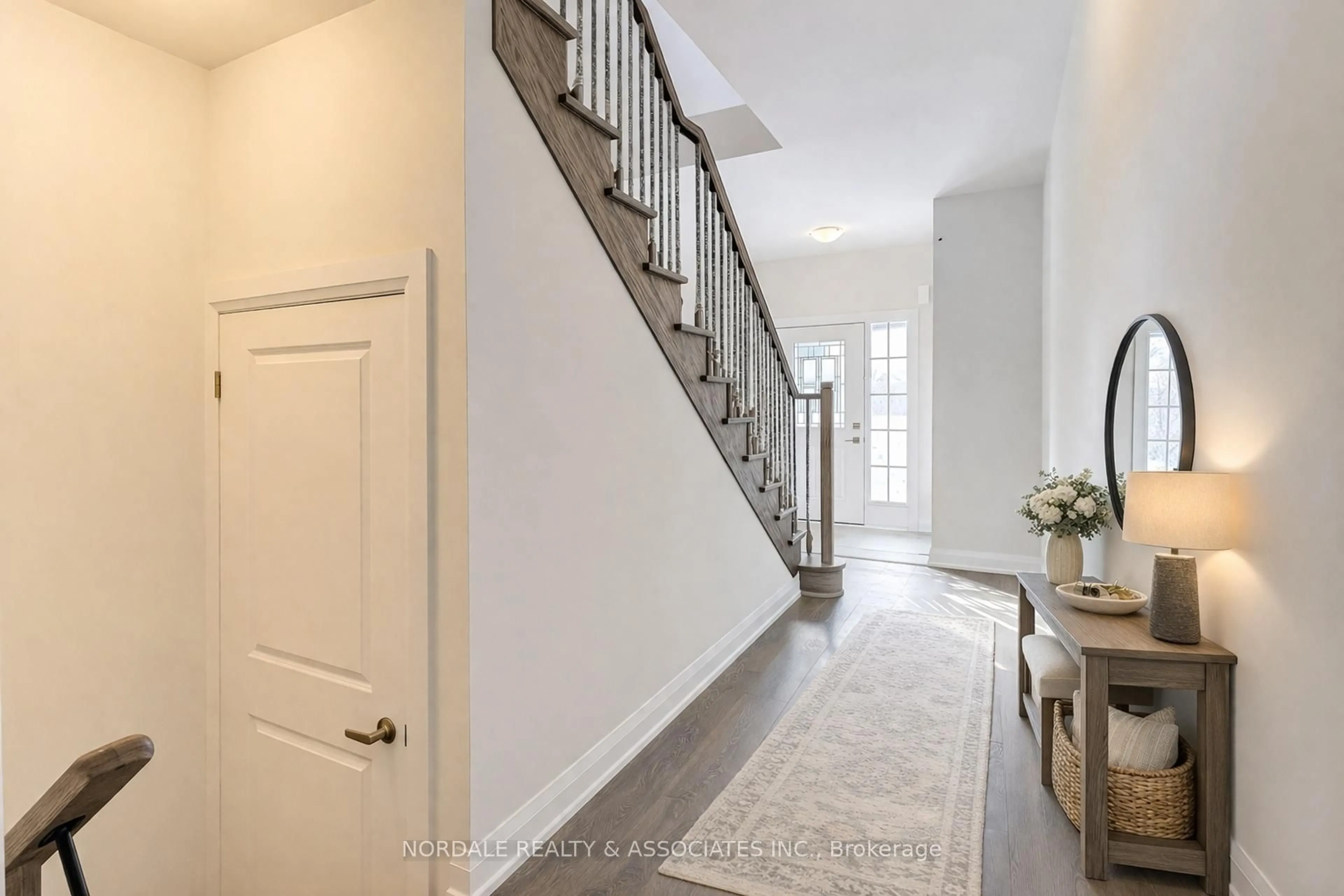 Indoor entryway for 176 Seguin St, Richmond Hill Ontario L4E 1H8