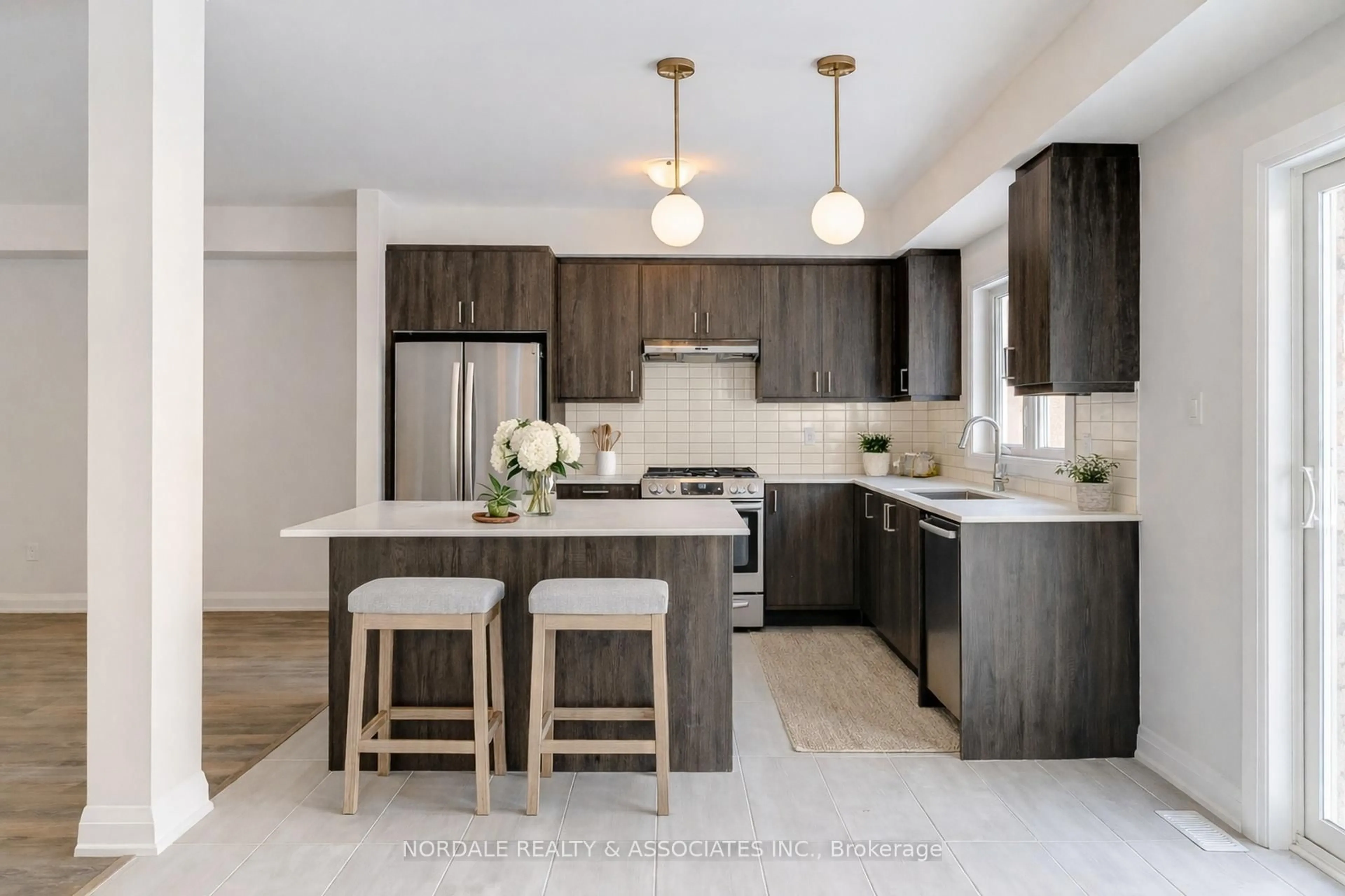 Contemporary kitchen, unknown for 176 Seguin St, Richmond Hill Ontario L4E 1H8