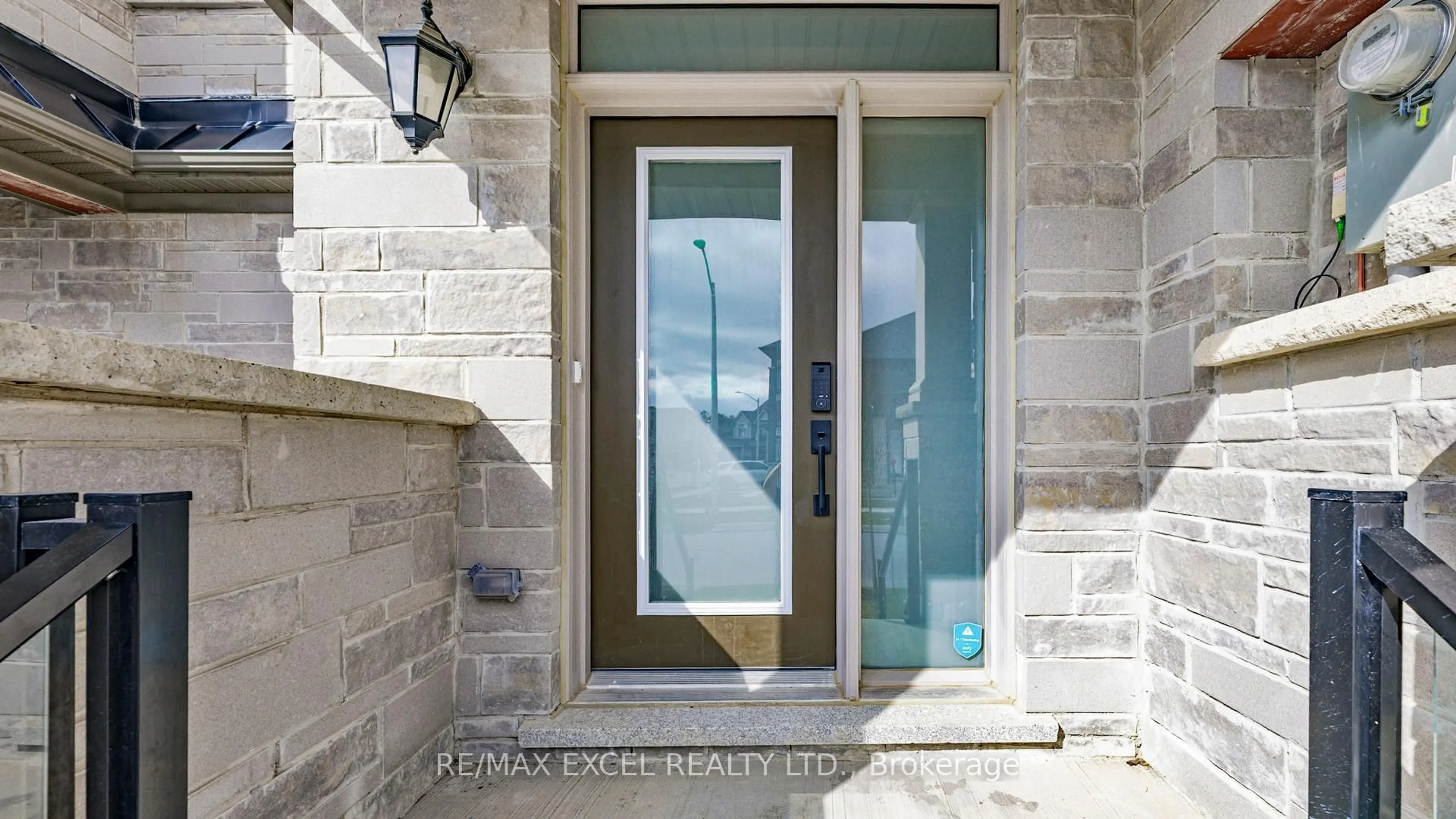 Indoor entryway for 74 Tempel St, Richmond Hill Ontario L4E 1K6