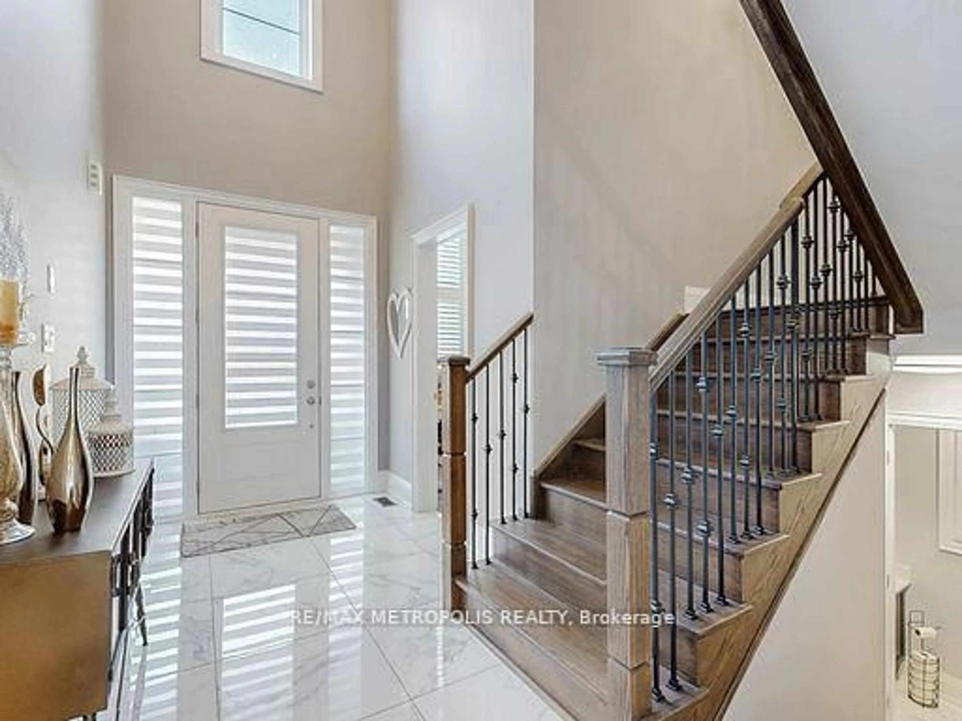 Indoor entryway for 126 Silk Twist Dr, East Gwillimbury Ontario L9N 0W1