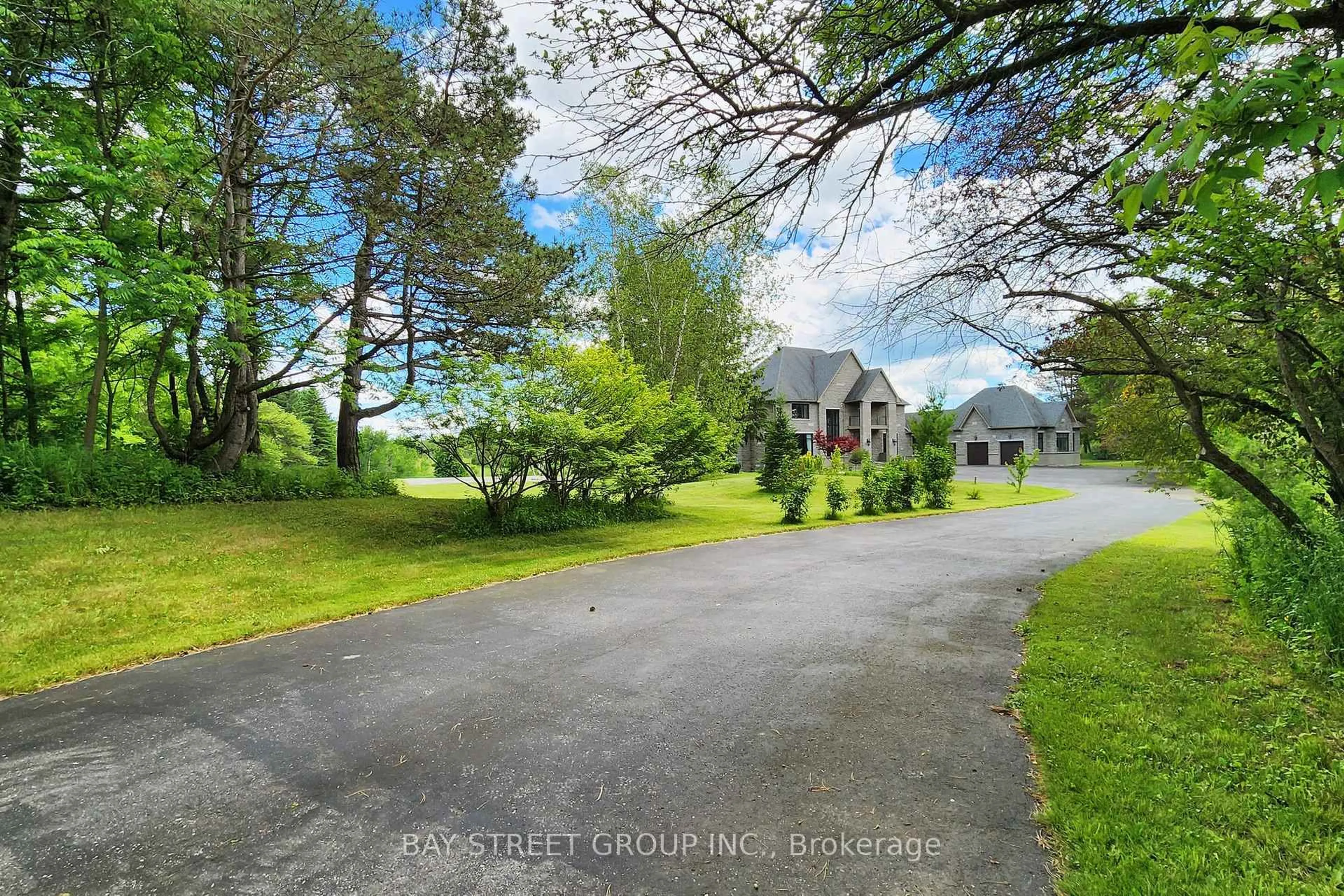 A pic from outside/outdoor area/front of a property/back of a property/a pic from drone, street for 3141 Vivian Rd, Whitchurch-Stouffville Ontario L3Y 4W1