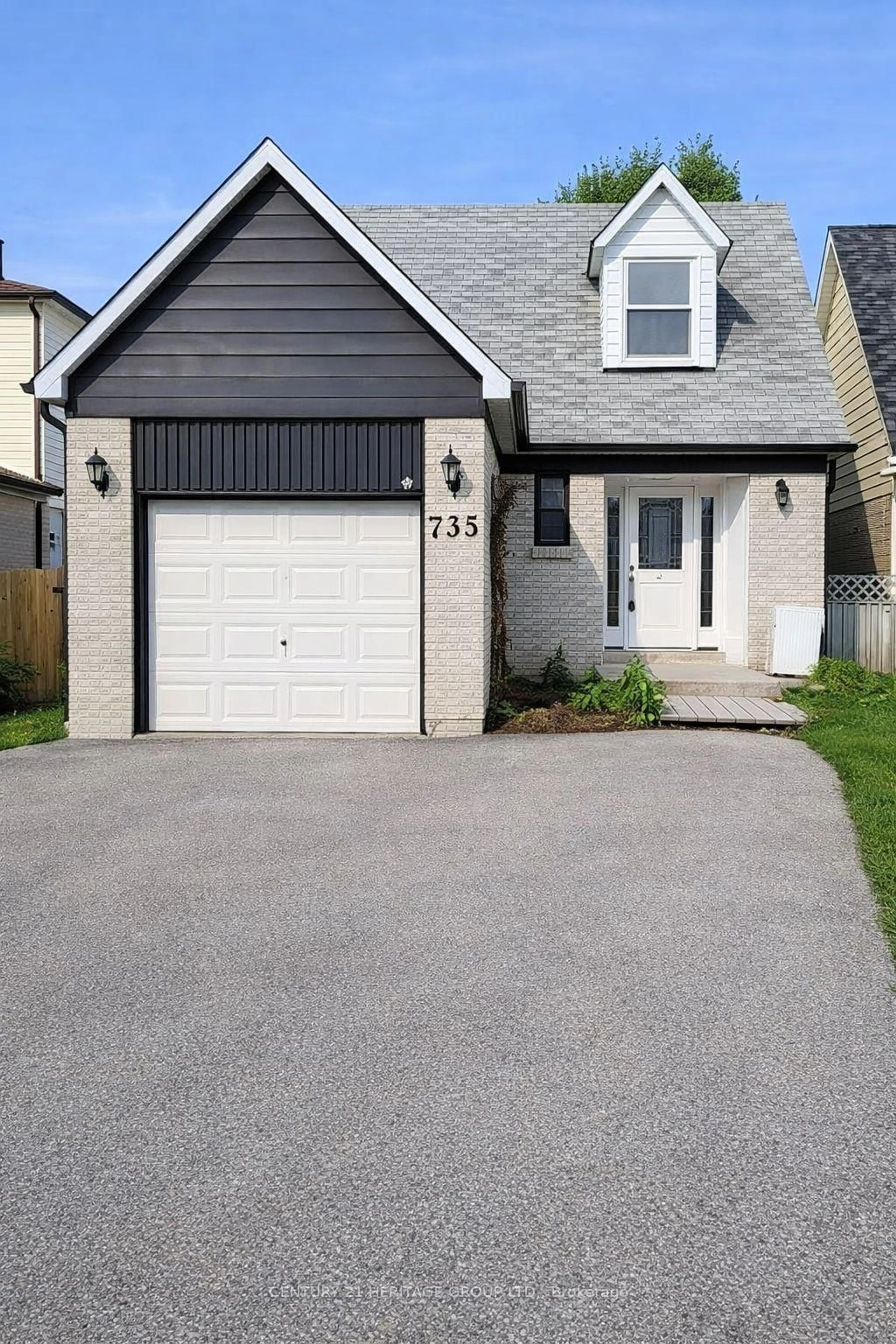 Home with vinyl exterior material, street for 735 Pam Cres, Newmarket Ontario L3Y 5B7