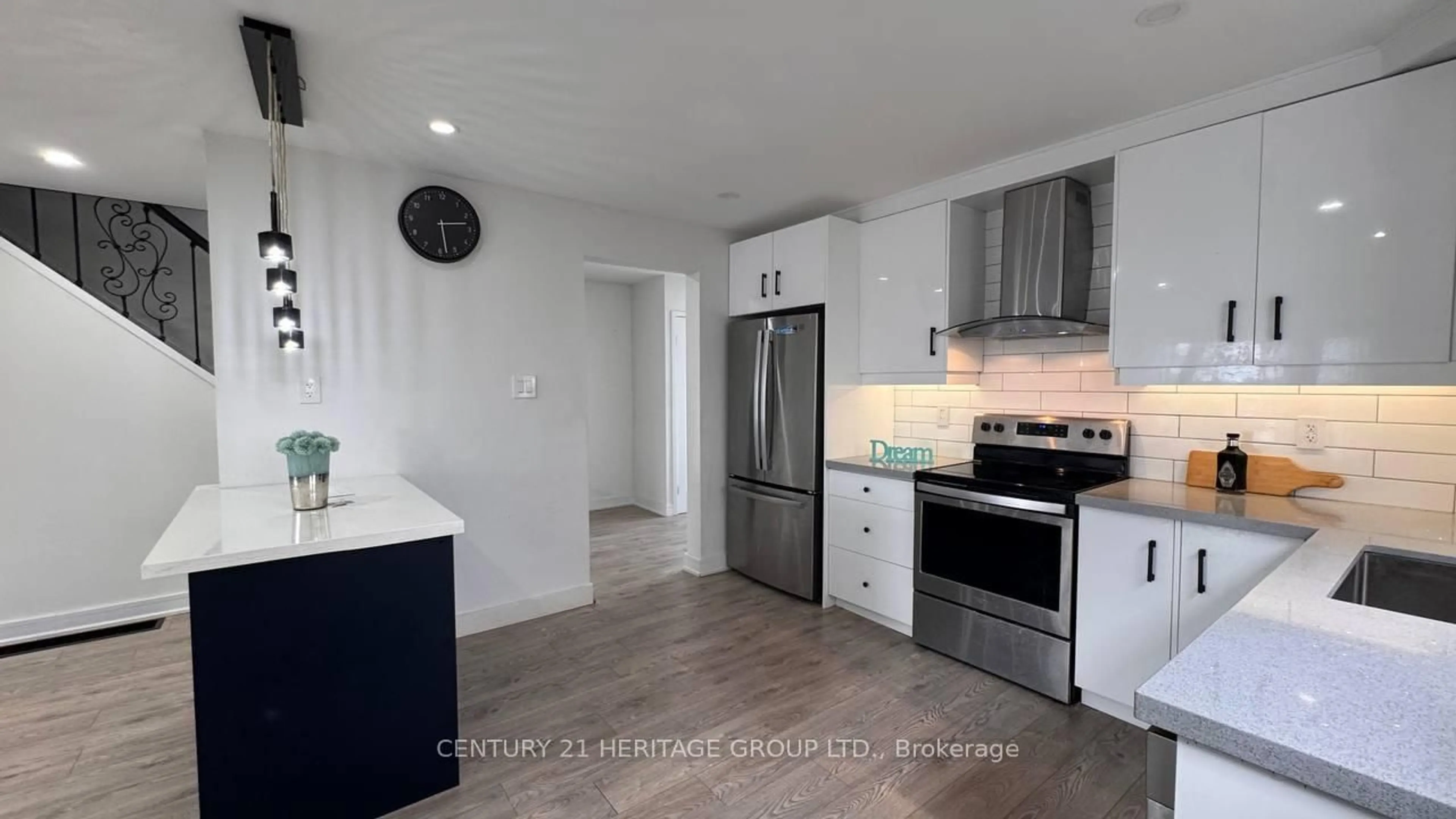 Open concept kitchen, unknown for 735 Pam Cres, Newmarket Ontario L3Y 5B7