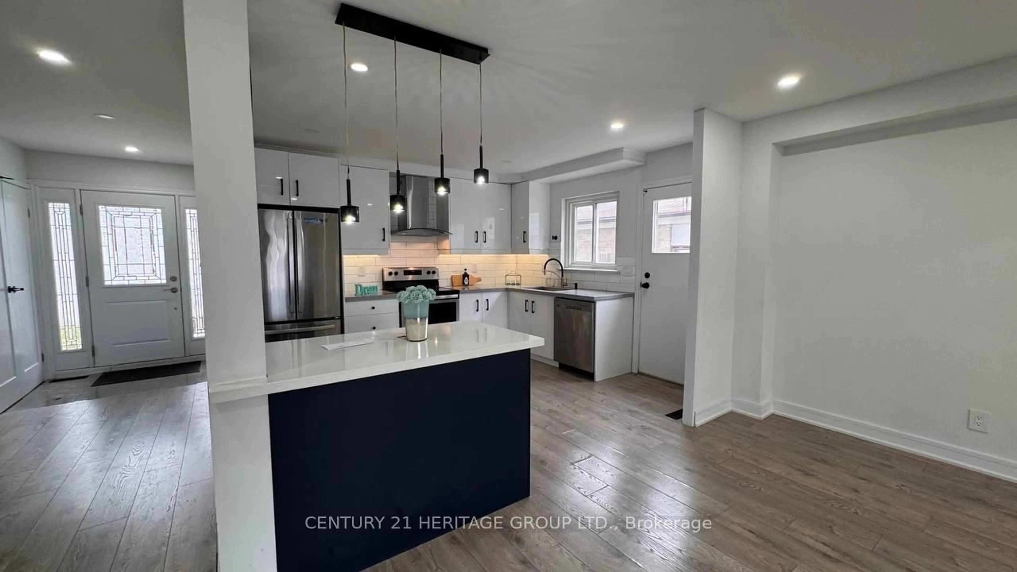 Open concept kitchen, unknown for 735 Pam Cres, Newmarket Ontario L3Y 5B7