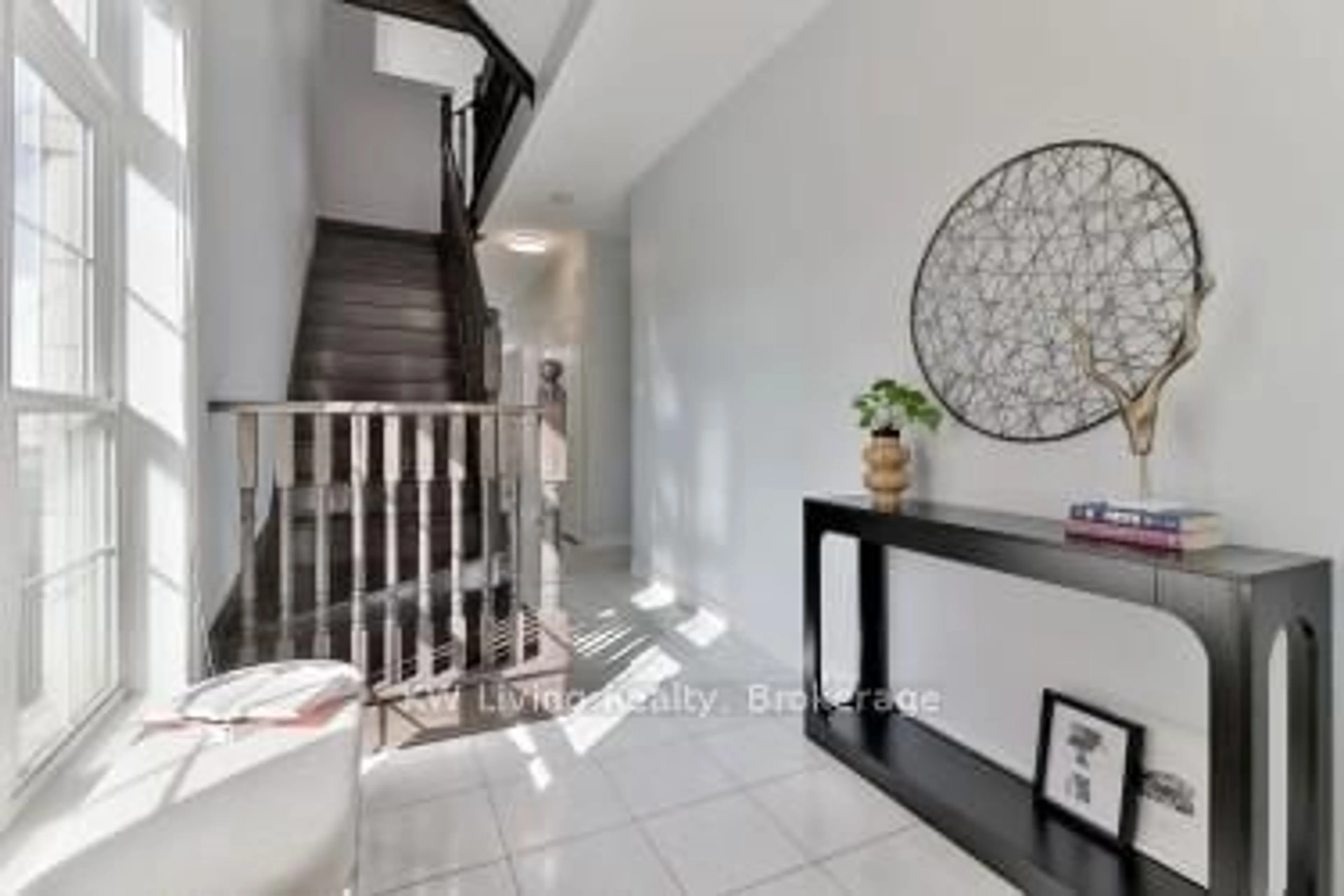Indoor foyer for 10373 Woodbine Ave, Markham Ontario L6C 0N9