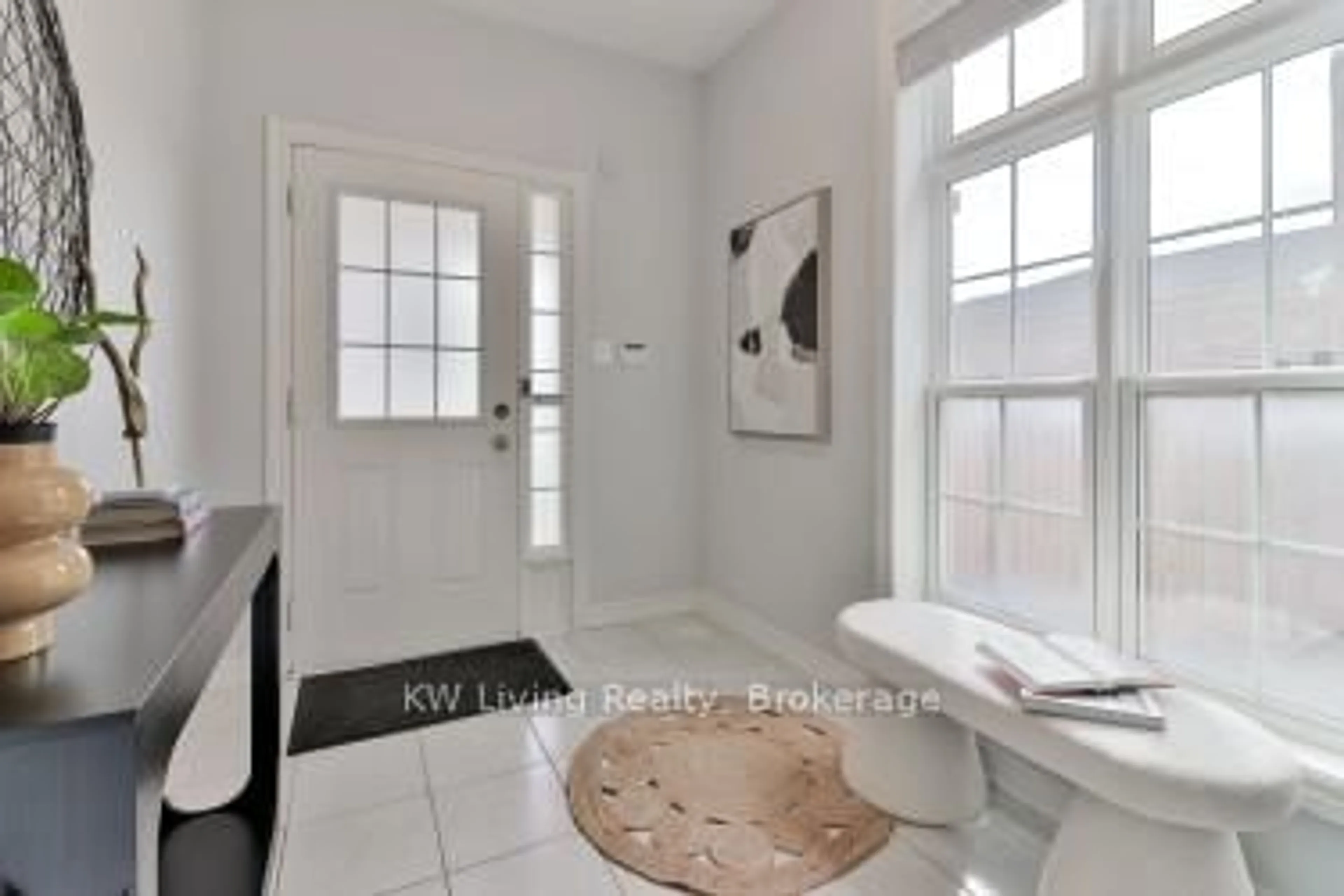 Indoor entryway for 10373 Woodbine Ave, Markham Ontario L6C 0N9