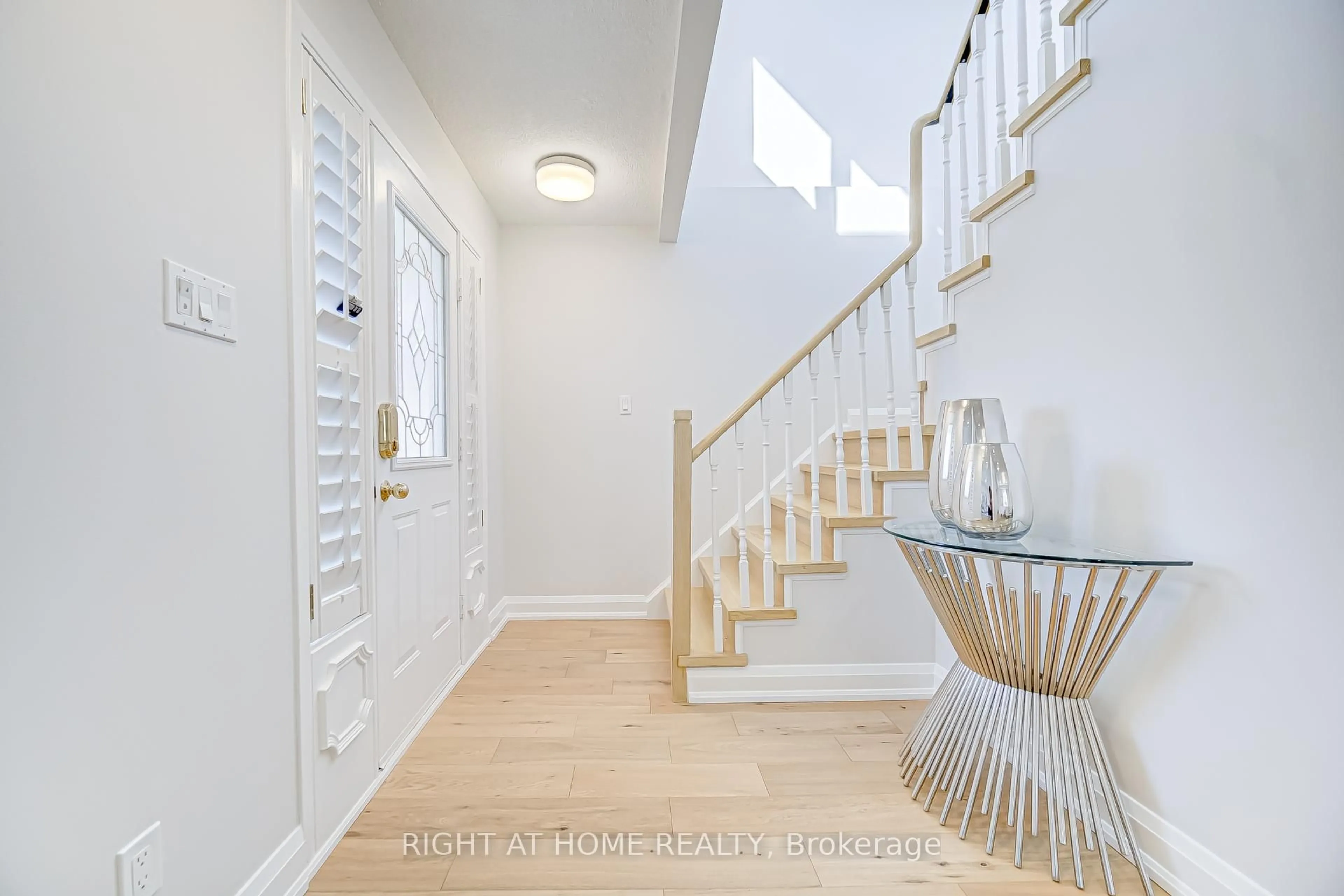 Indoor entryway for 10 Holm Cres, Markham Ontario L3T 5J3