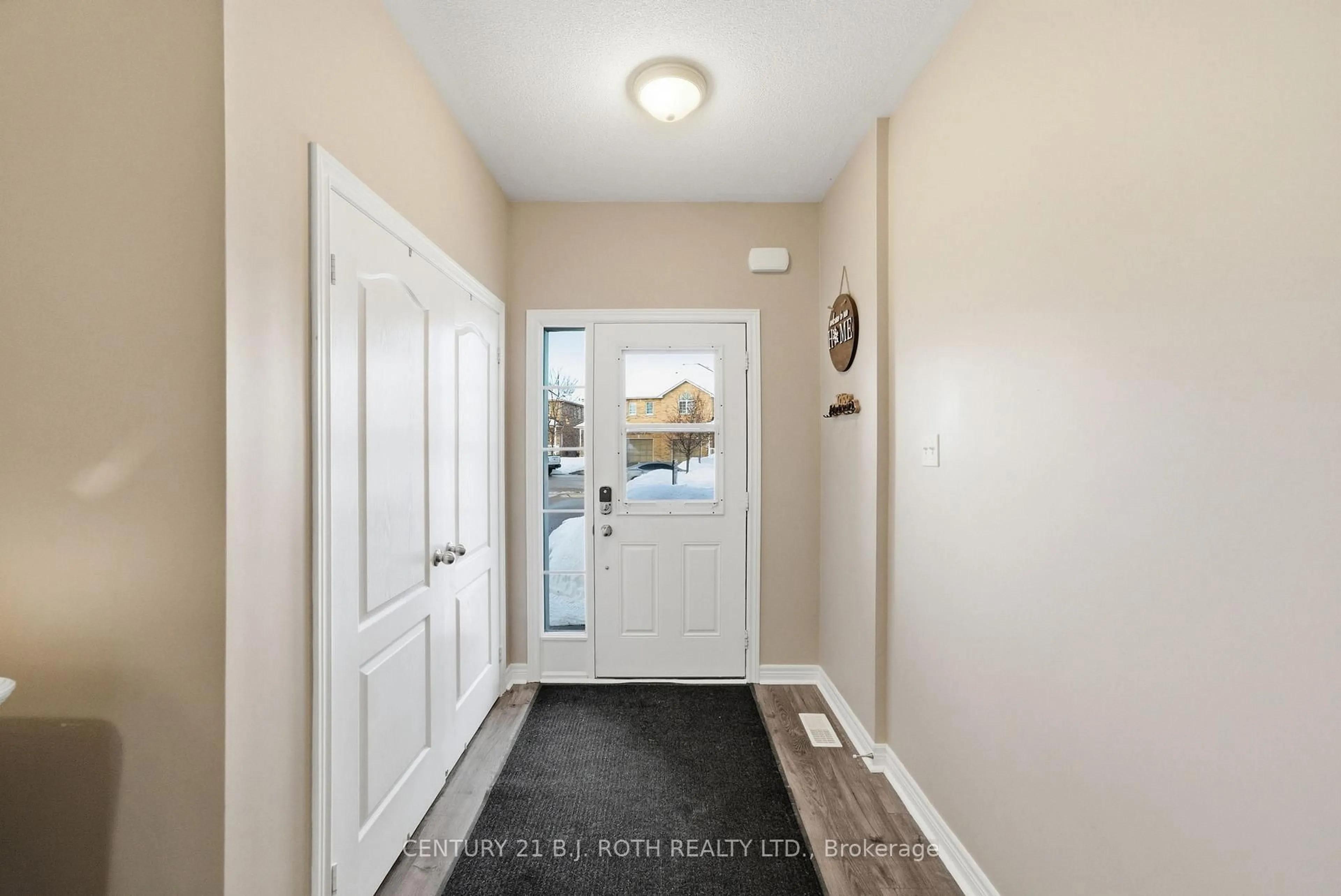 Indoor entryway for 20 Bud Doucette Crt, Uxbridge Ontario L9P 0E4