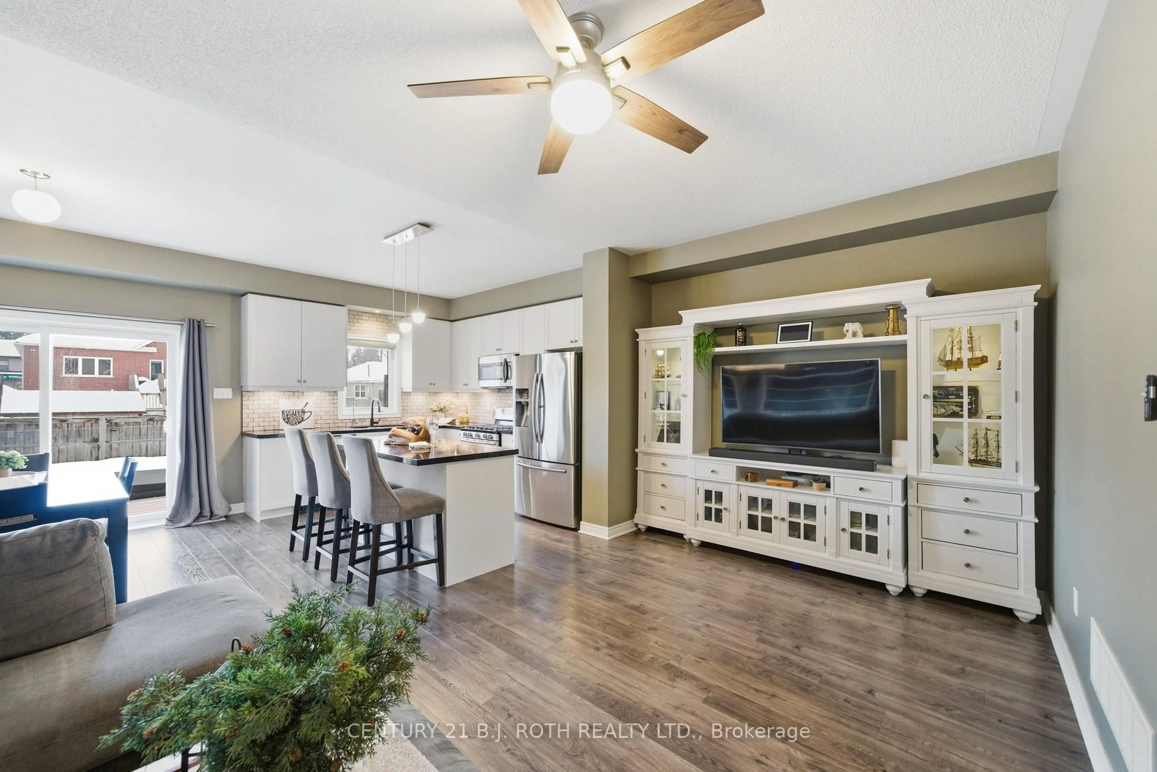 Open concept kitchen, unknown for 20 Bud Doucette Crt, Uxbridge Ontario L9P 0E4