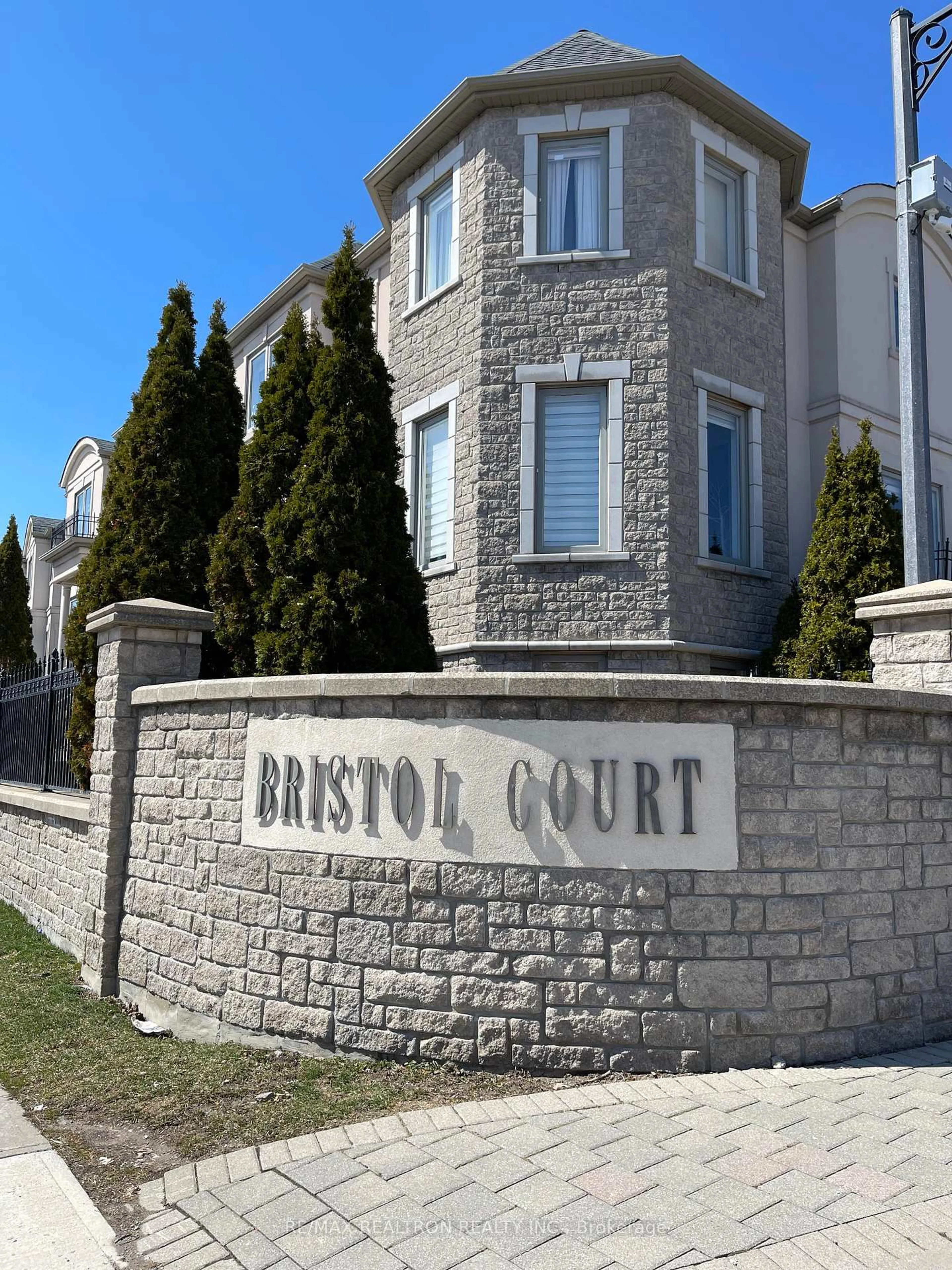 A pic from outside/outdoor area/front of a property/back of a property/a pic from drone, street for 9133 Bayview Ave #97, Richmond Hill Ontario L4B 4V7