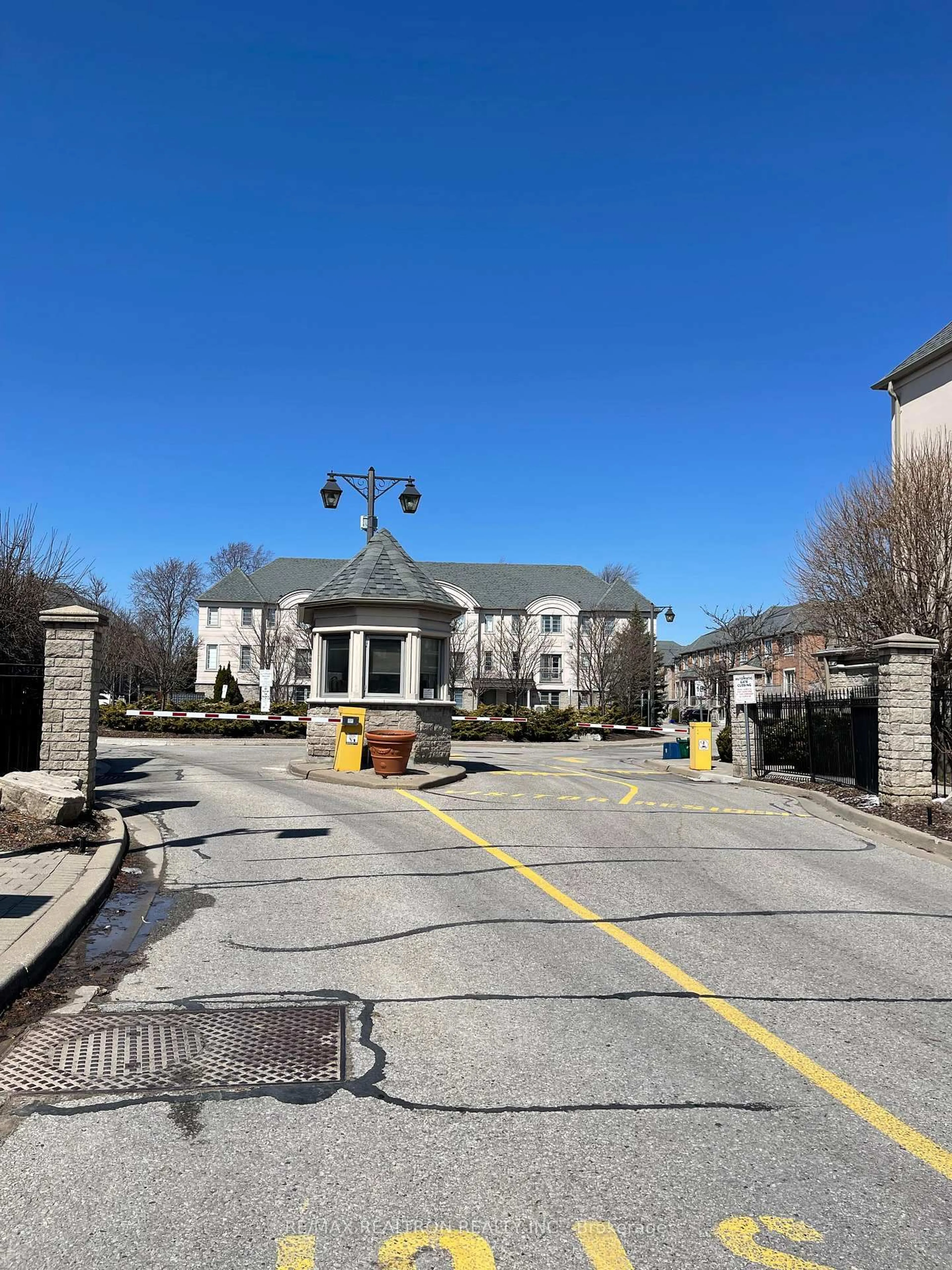 A pic from outside/outdoor area/front of a property/back of a property/a pic from drone, unknown for 9133 Bayview Ave #97, Richmond Hill Ontario L4B 4V7