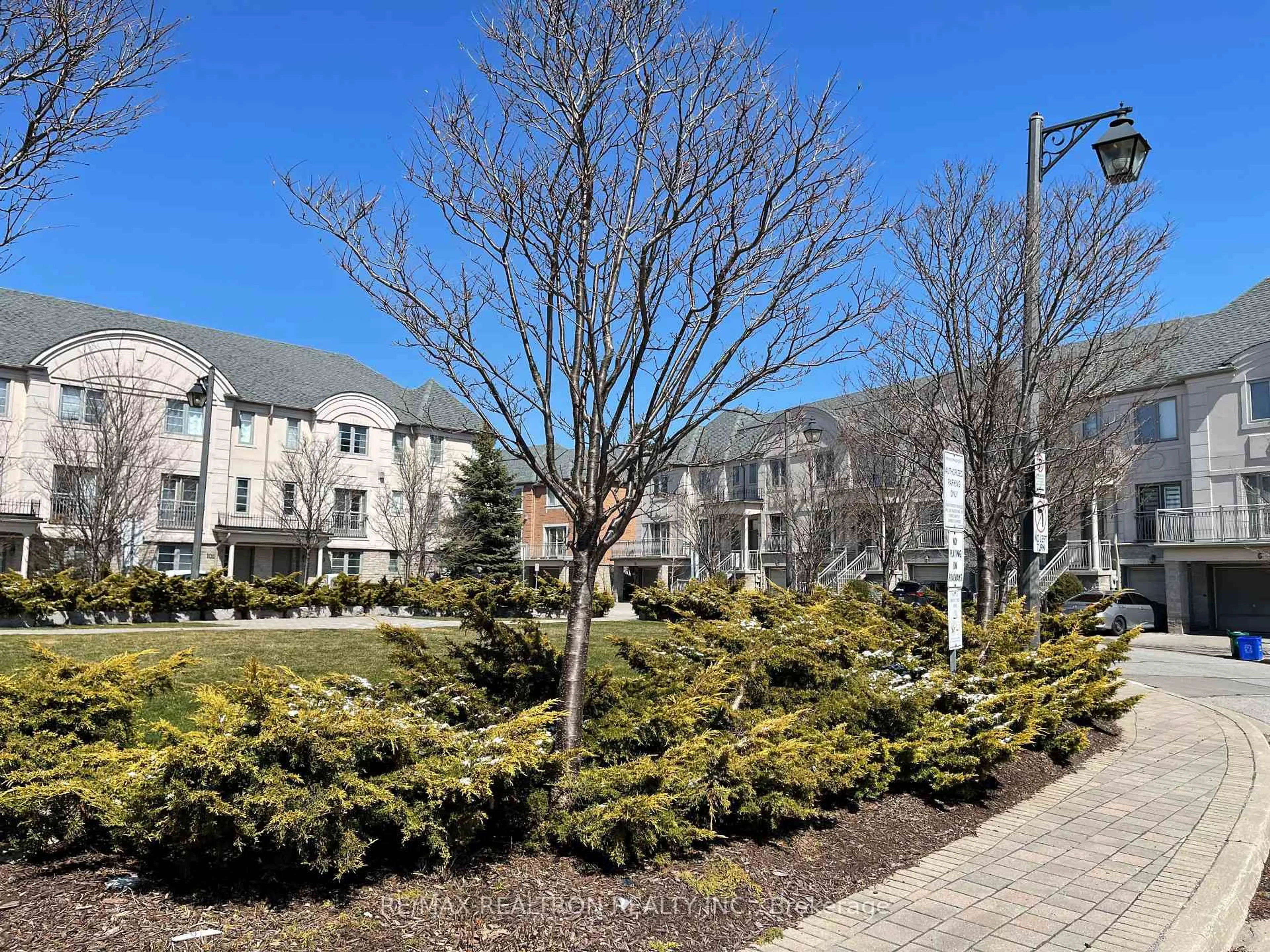 Patio, street for 9133 Bayview Ave #97, Richmond Hill Ontario L4B 4V7